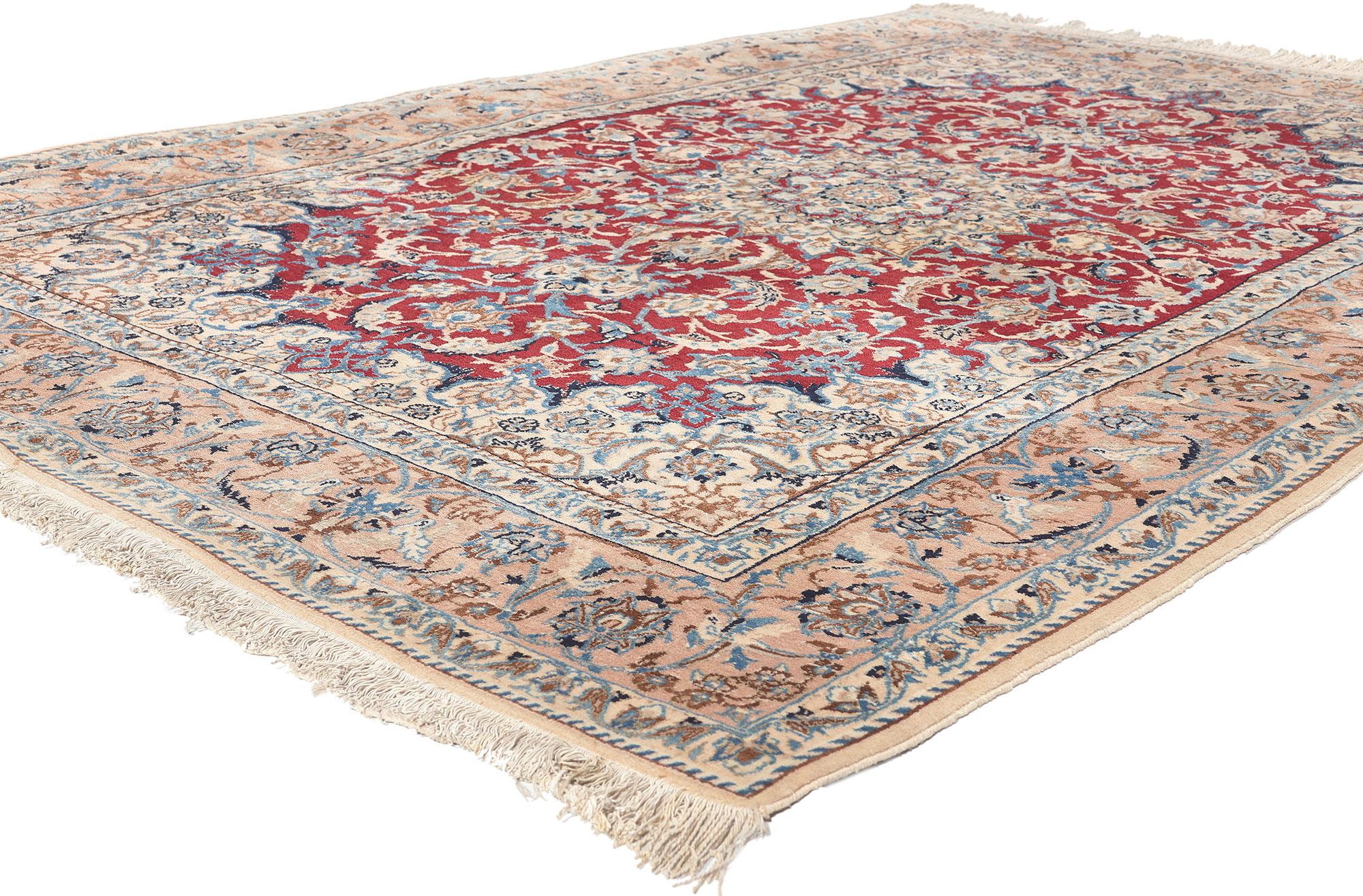 78661 Vintage Persian Nain Rug, 04'11 x 07'11.
Bewundern Sie diesen fesselnden handgeknüpften Teppich aus Wolle und Seide aus dem persischen Nain. Dieser alte persische Nain-Teppich, der mit viel Geschick gefertigt wurde, verzaubert die Sinne mit