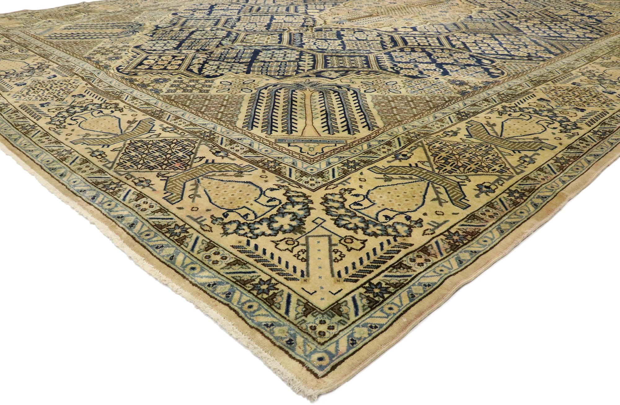 76502 alter persischer Najafabad-Teppich mit Joshegan-Design und französischem Landhausstil. Dieser handgeknüpfte persische Najafabad-Teppich aus Wolle, der mit der Tiefe und Schönheit traditioneller persischer Muster verziert ist, zeigt eine