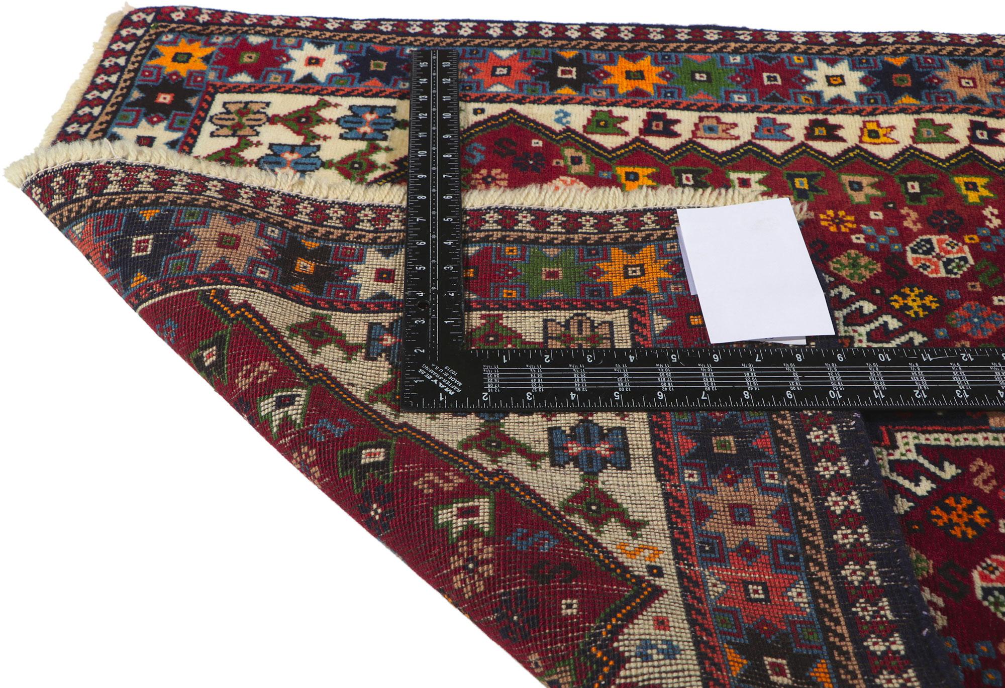 Noué à la main Tapis persan vintage Shiraz, l'enchantement tribal rencontre le charme nomade en vente