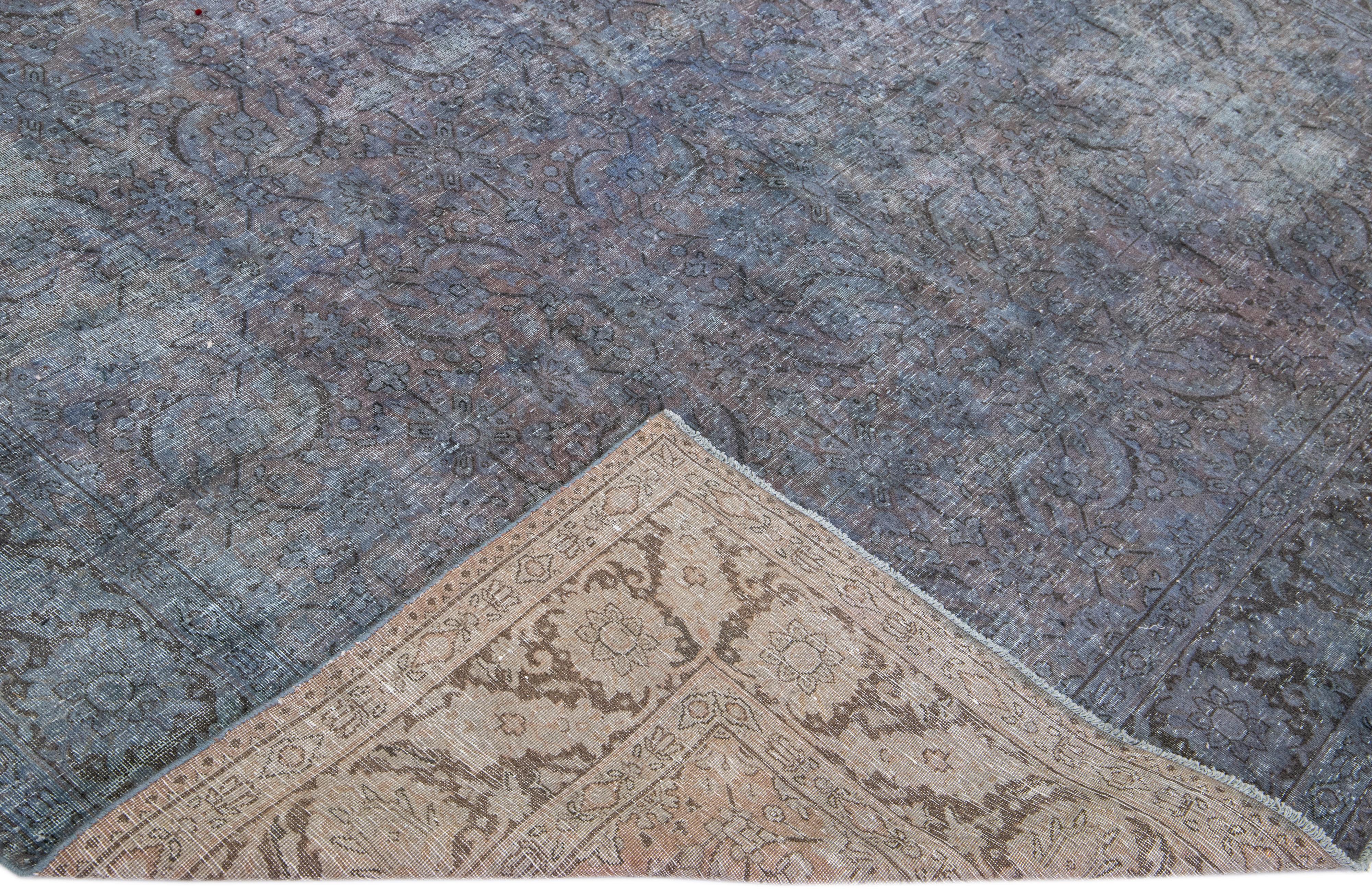 Schöner handgeknüpfter Teppich aus gefärbter Wolle mit einem blauen Feld. Dieser Perserteppich hat graue und braune Akzente in einem floralen Allover-Muster.

Dieser Teppich misst: 7'9