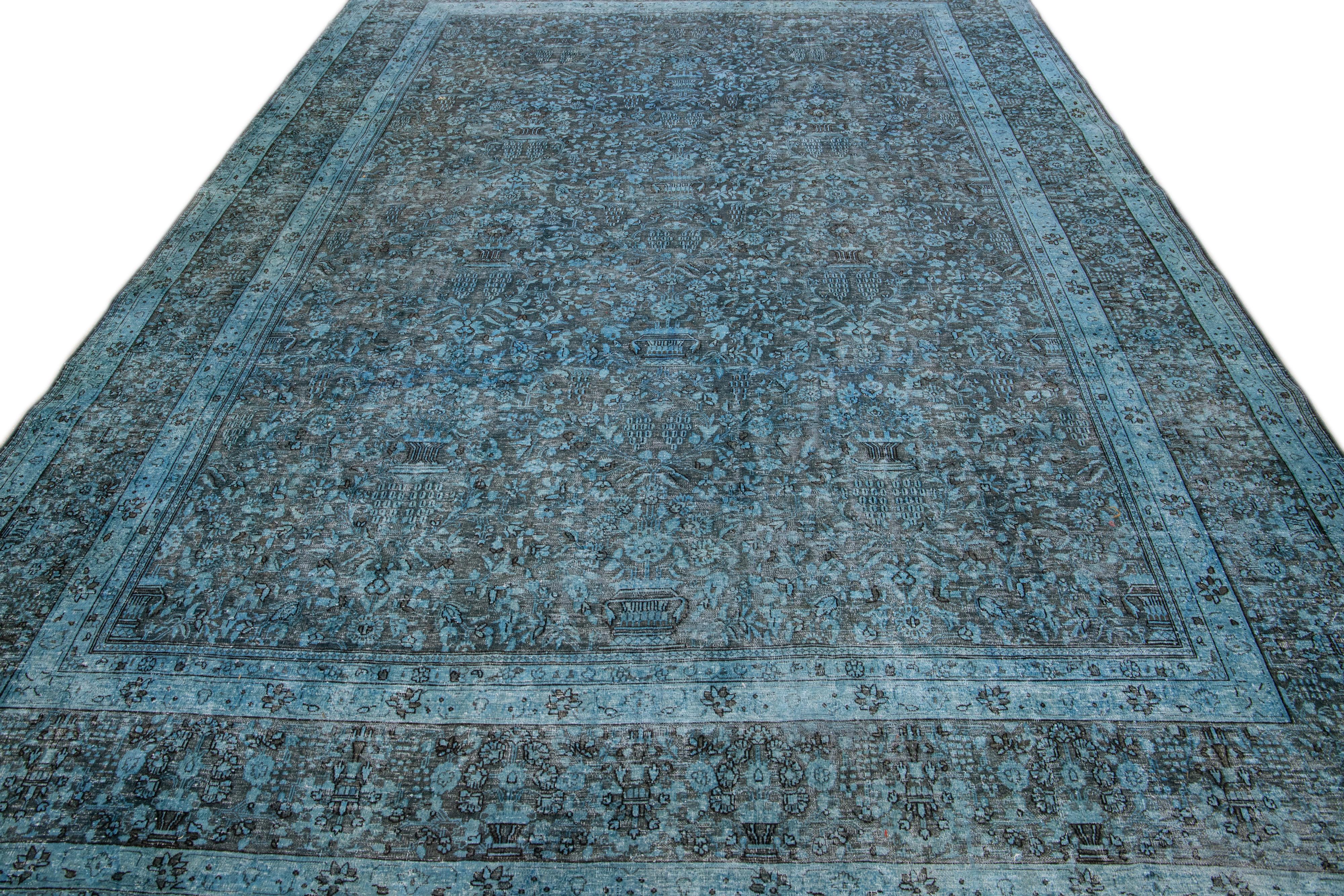 Islamique Tapis persan vintage teinté à la main en laine bleue à fleurs, fait à la main en vente