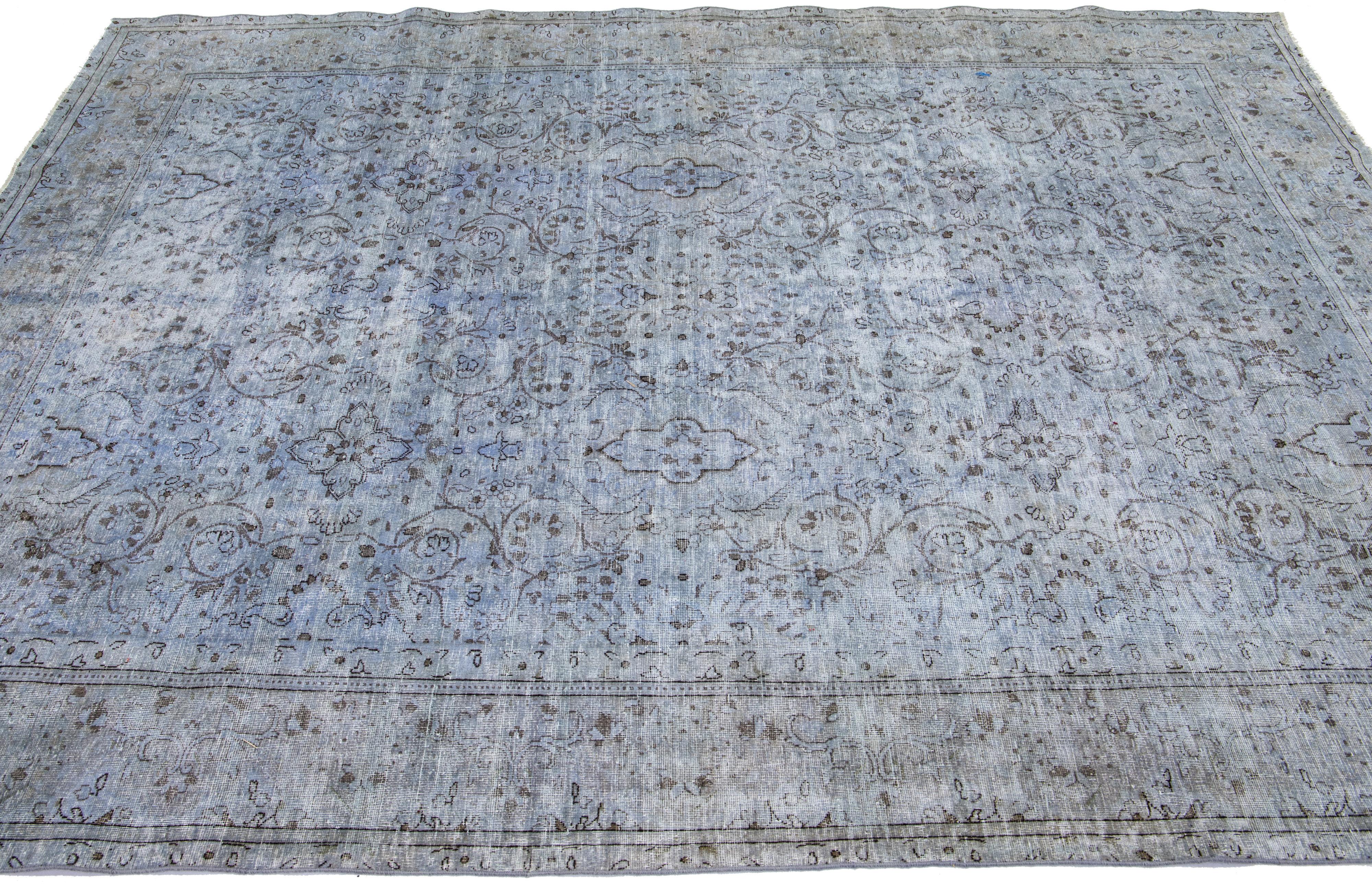 Perse Tapis persan vintage teinté à la main en laine bleue à fleurs, fait à la main en vente