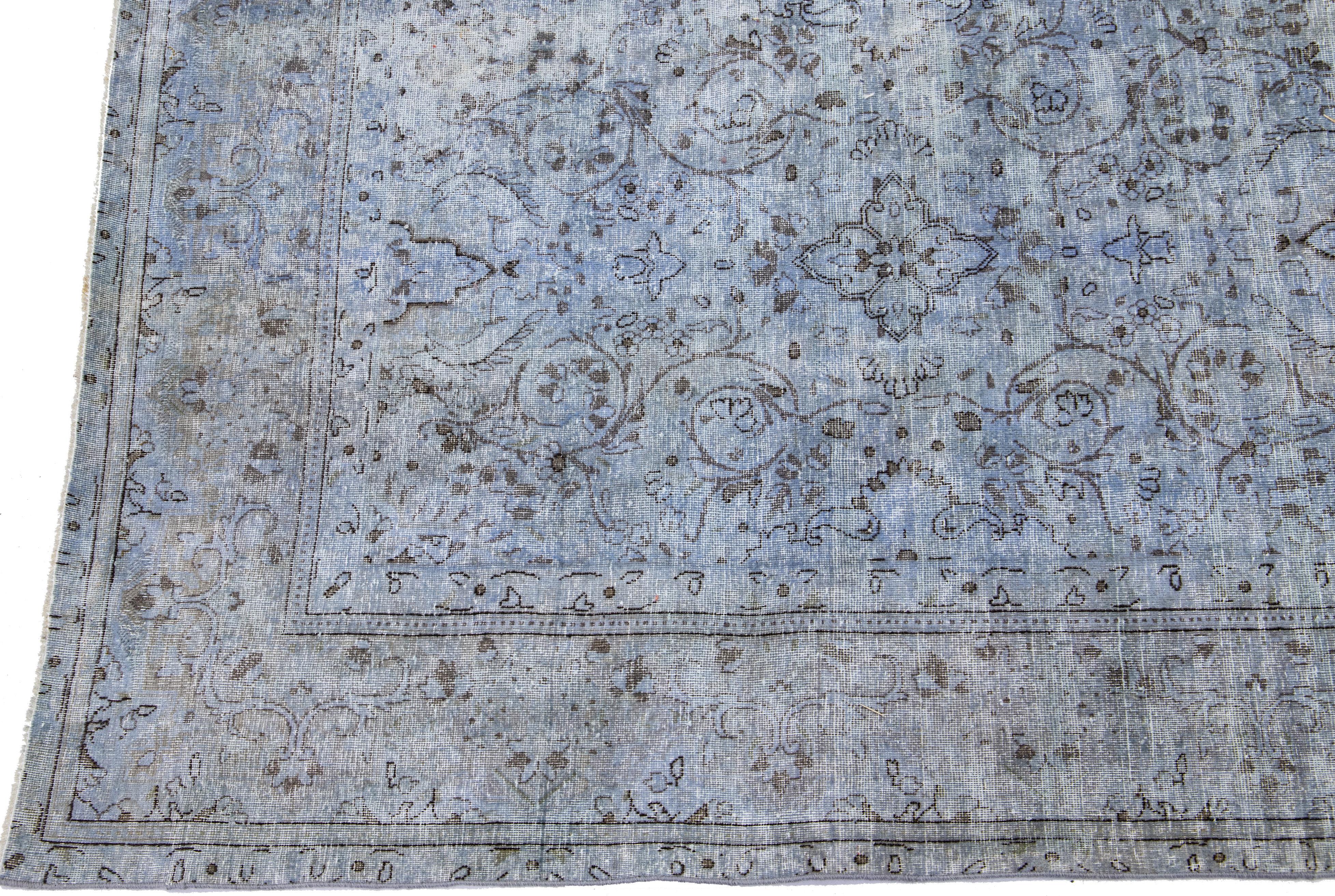 Noué à la main Tapis persan vintage teinté à la main en laine bleue à fleurs, fait à la main en vente