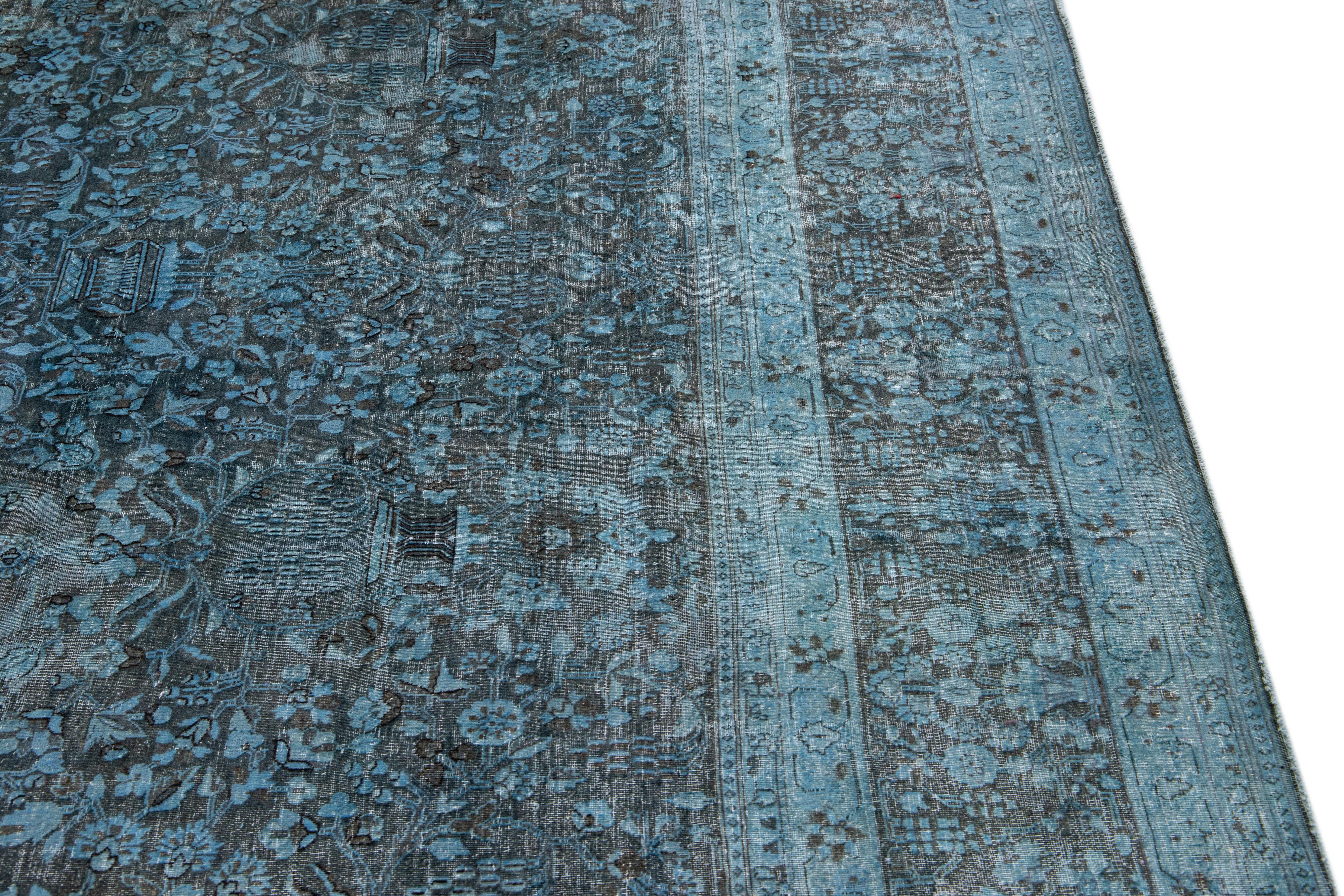20ième siècle Tapis persan vintage teinté à la main en laine bleue à fleurs, fait à la main en vente