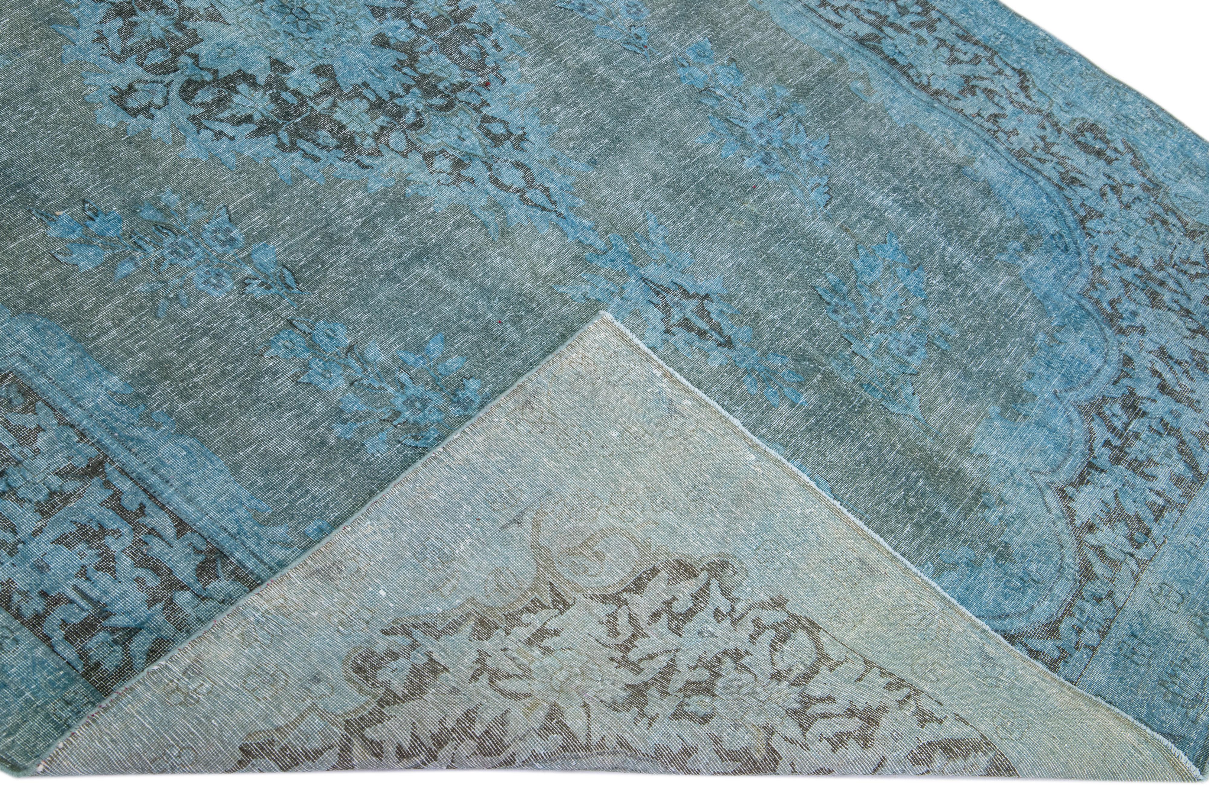 Schöner, handgeknüpfter, gefärbter Wollteppich mit grauem Feld. Dieser Perserteppich hat einen blauen Rahmen mit einem Medaillon-Muster.

Dieser Teppich misst: 6'5