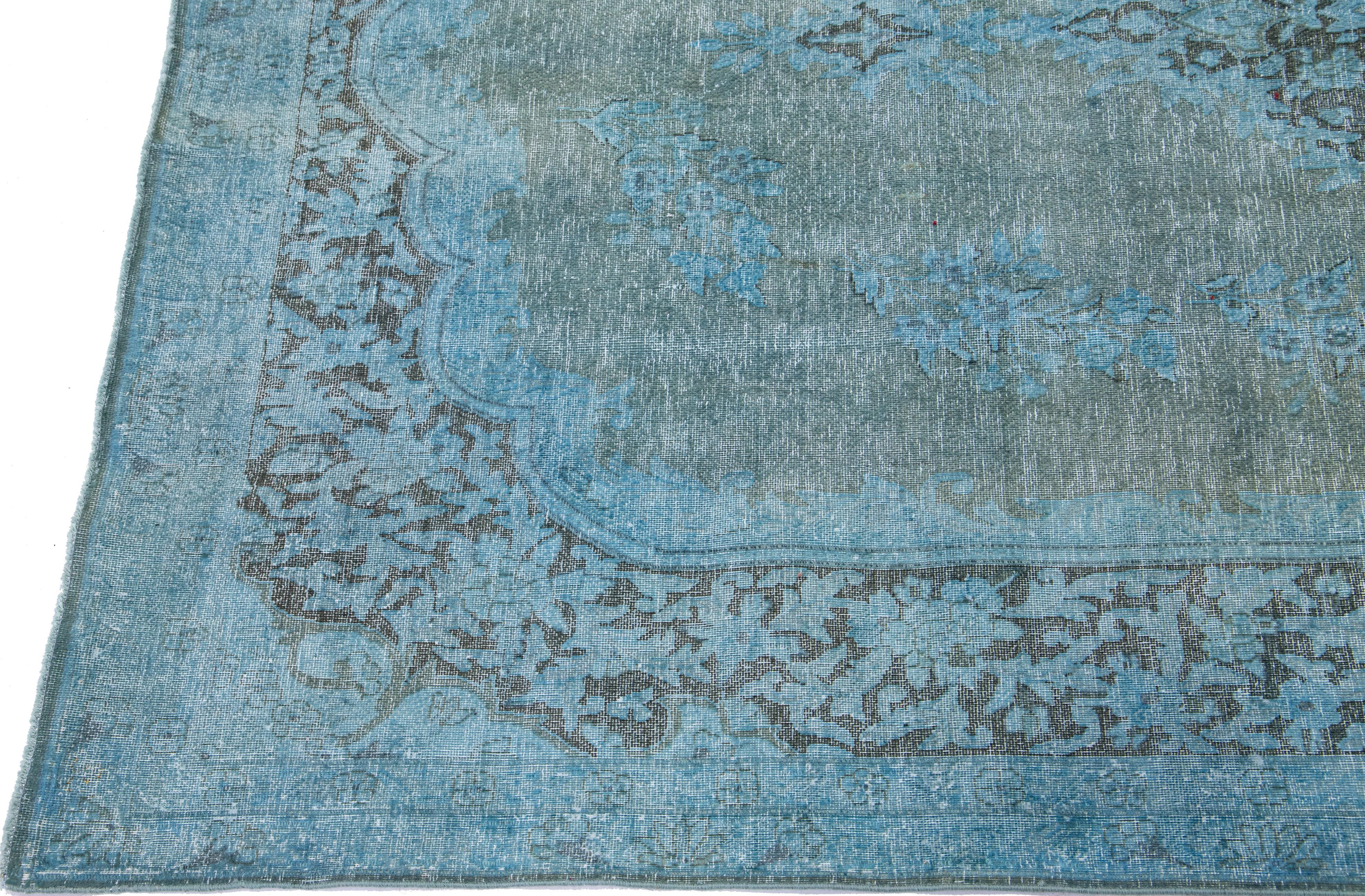 Persischer handgefertigter Overdyed-Teppich aus blauer Wolle mit Medaillon (Handgeknüpft) im Angebot