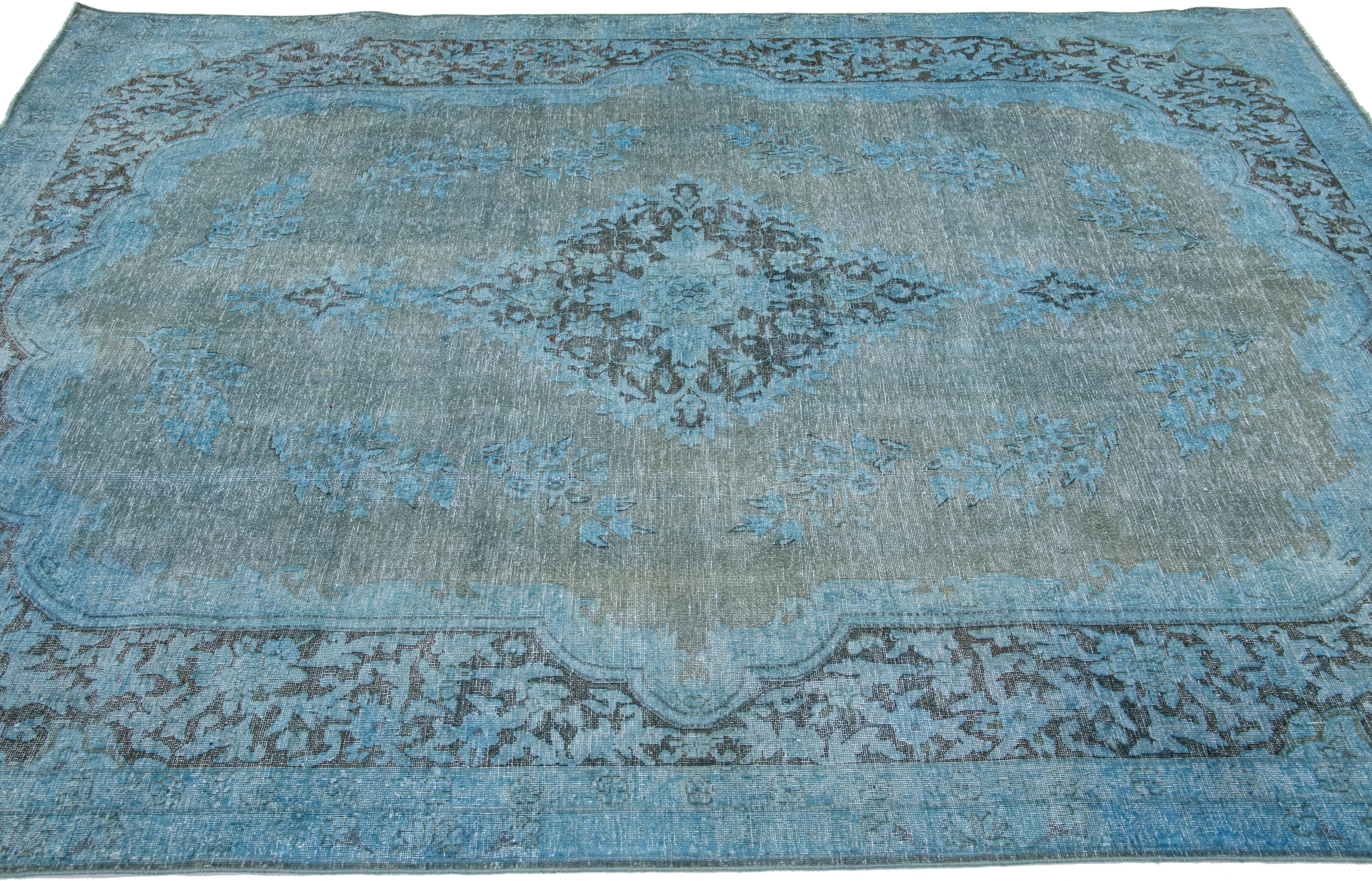 Persischer handgefertigter Overdyed-Teppich aus blauer Wolle mit Medaillon im Zustand „Gut“ im Angebot in Norwalk, CT