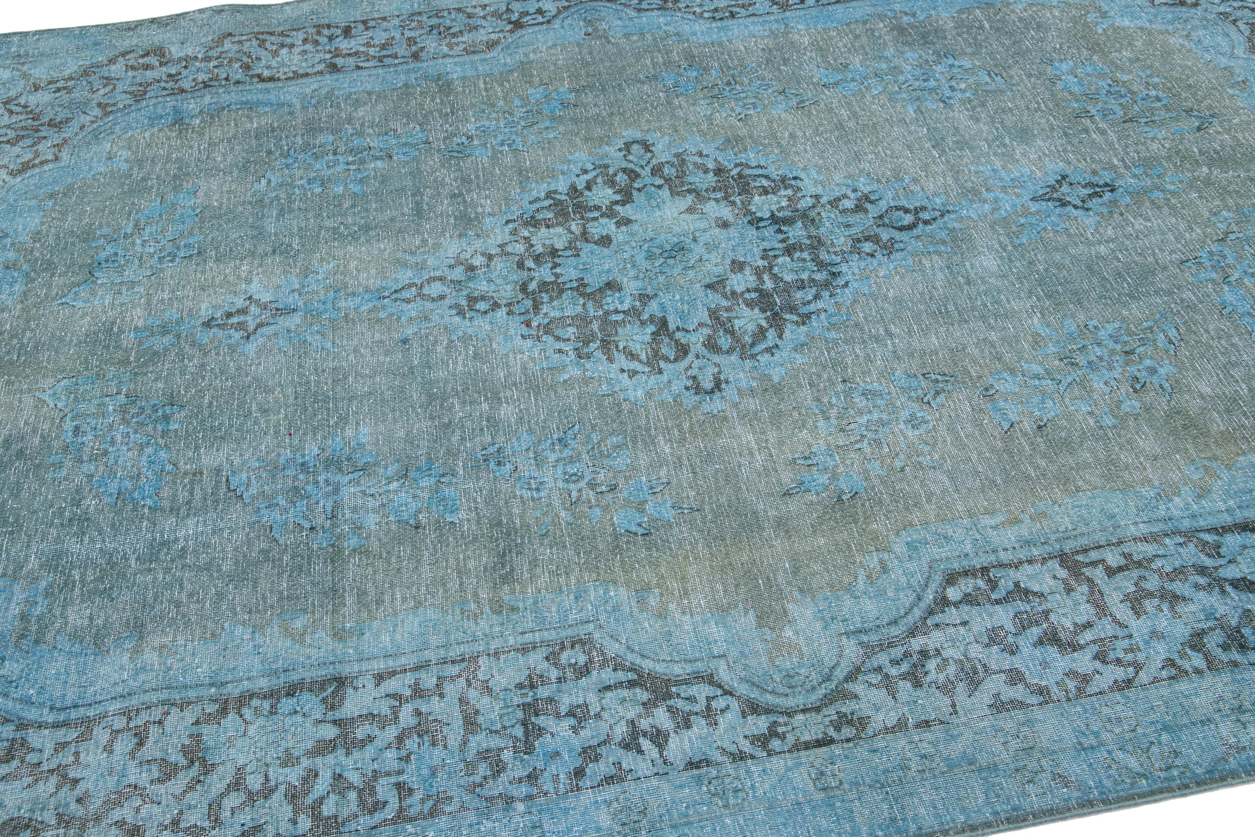 Persischer handgefertigter Overdyed-Teppich aus blauer Wolle mit Medaillon im Angebot 1