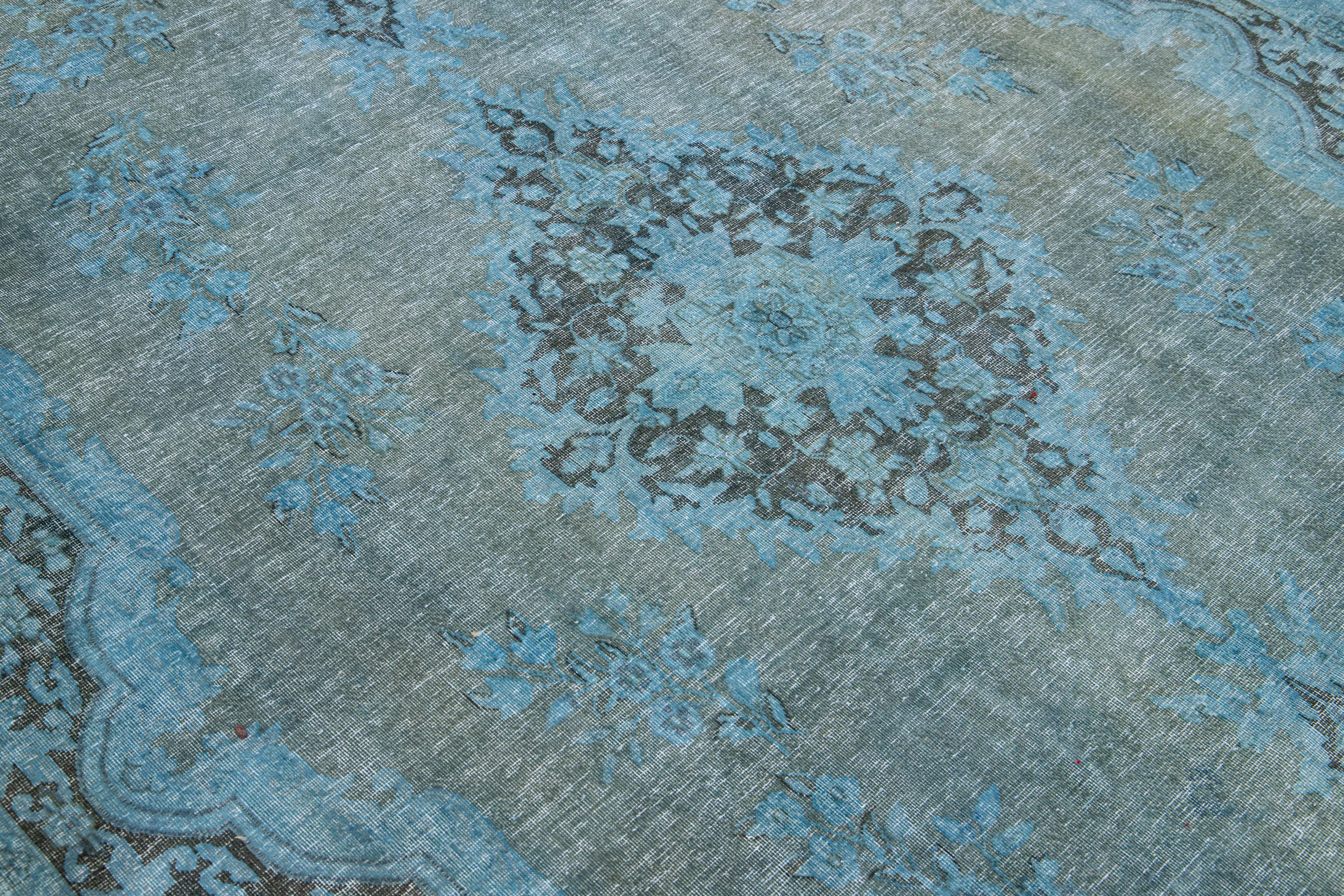 Persischer handgefertigter Overdyed-Teppich aus blauer Wolle mit Medaillon im Angebot 2