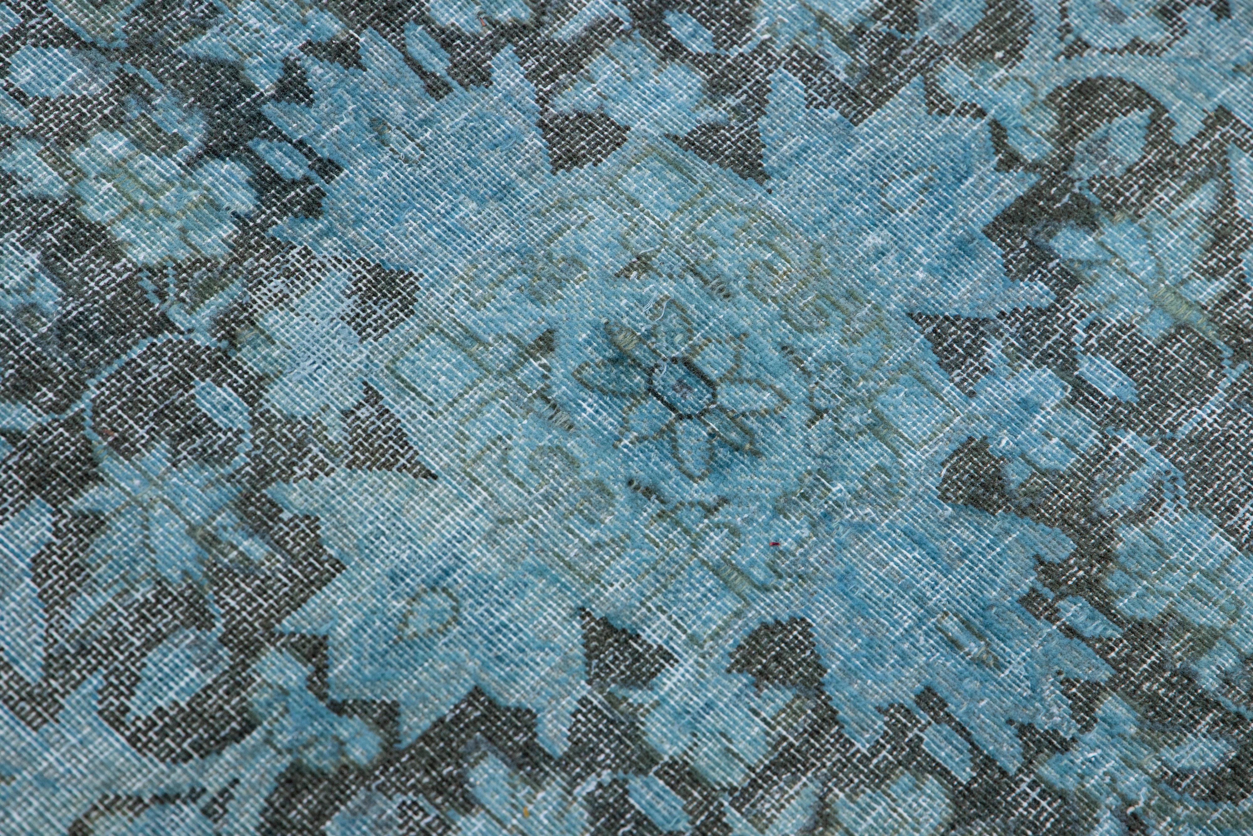 Persischer handgefertigter Overdyed-Teppich aus blauer Wolle mit Medaillon im Angebot 3