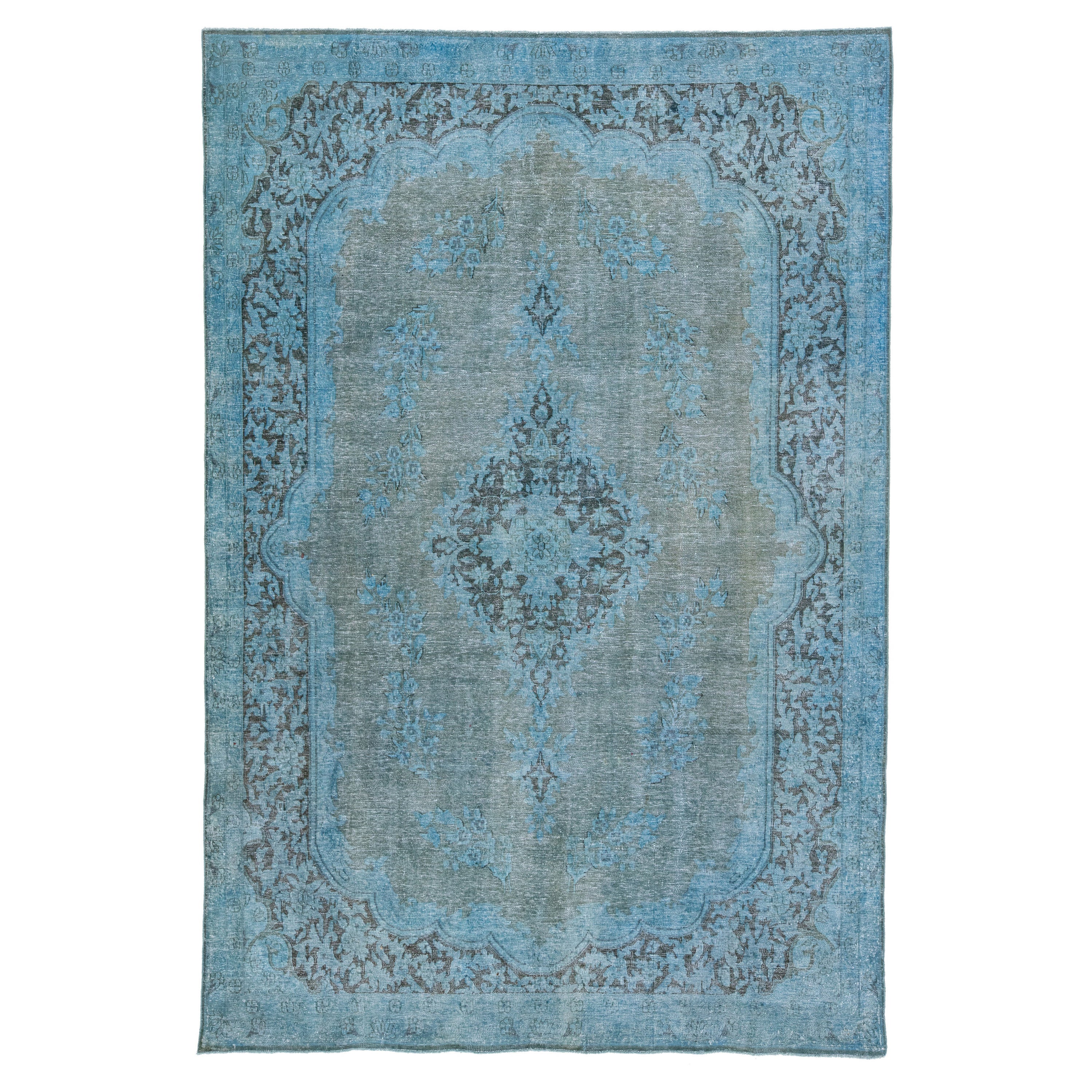 Tapis persan vintage teinté à la main en laine bleue avec médaillon, fait à la main