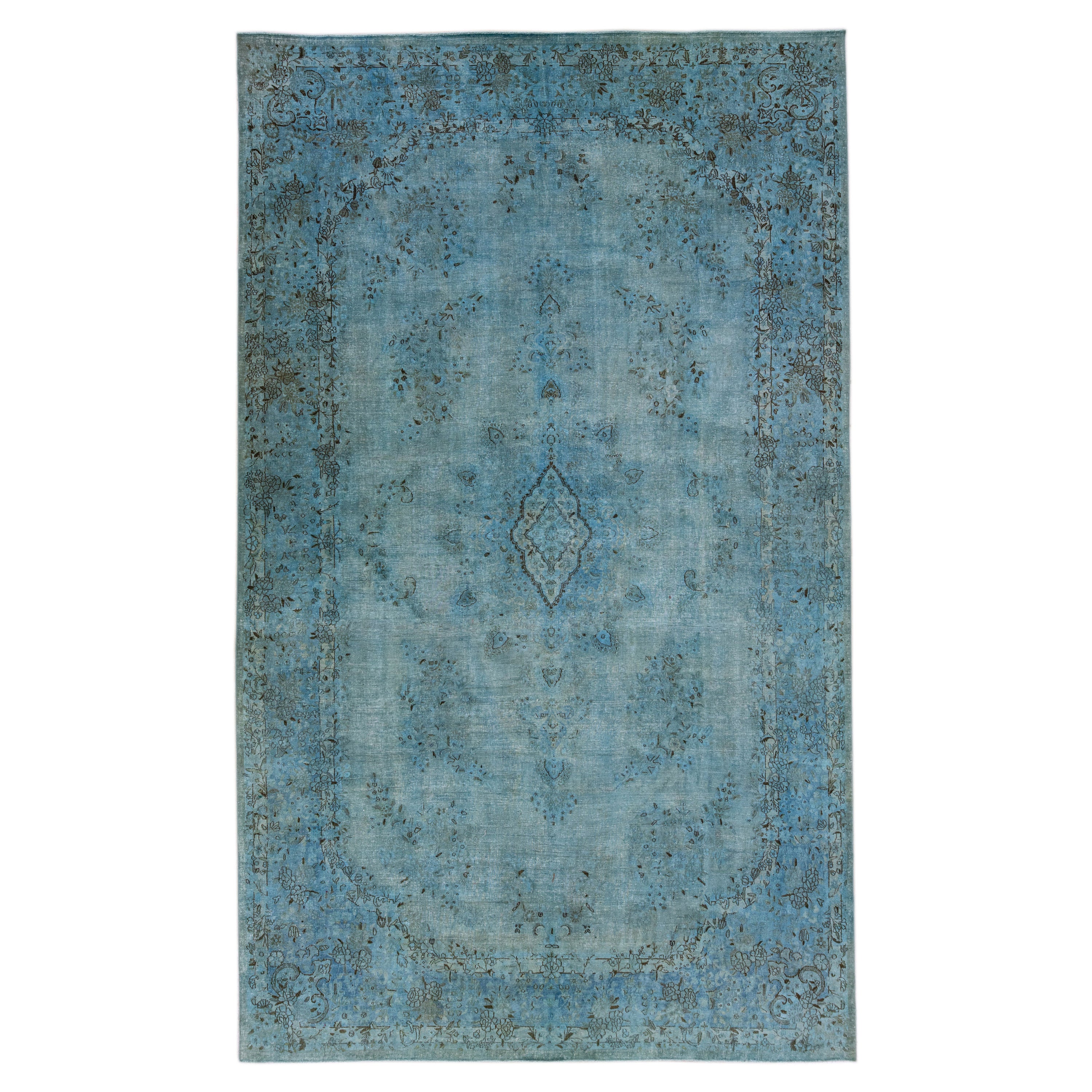 Tapis persan vintage teinté à la main en laine bleue avec médaillon, fait à la main