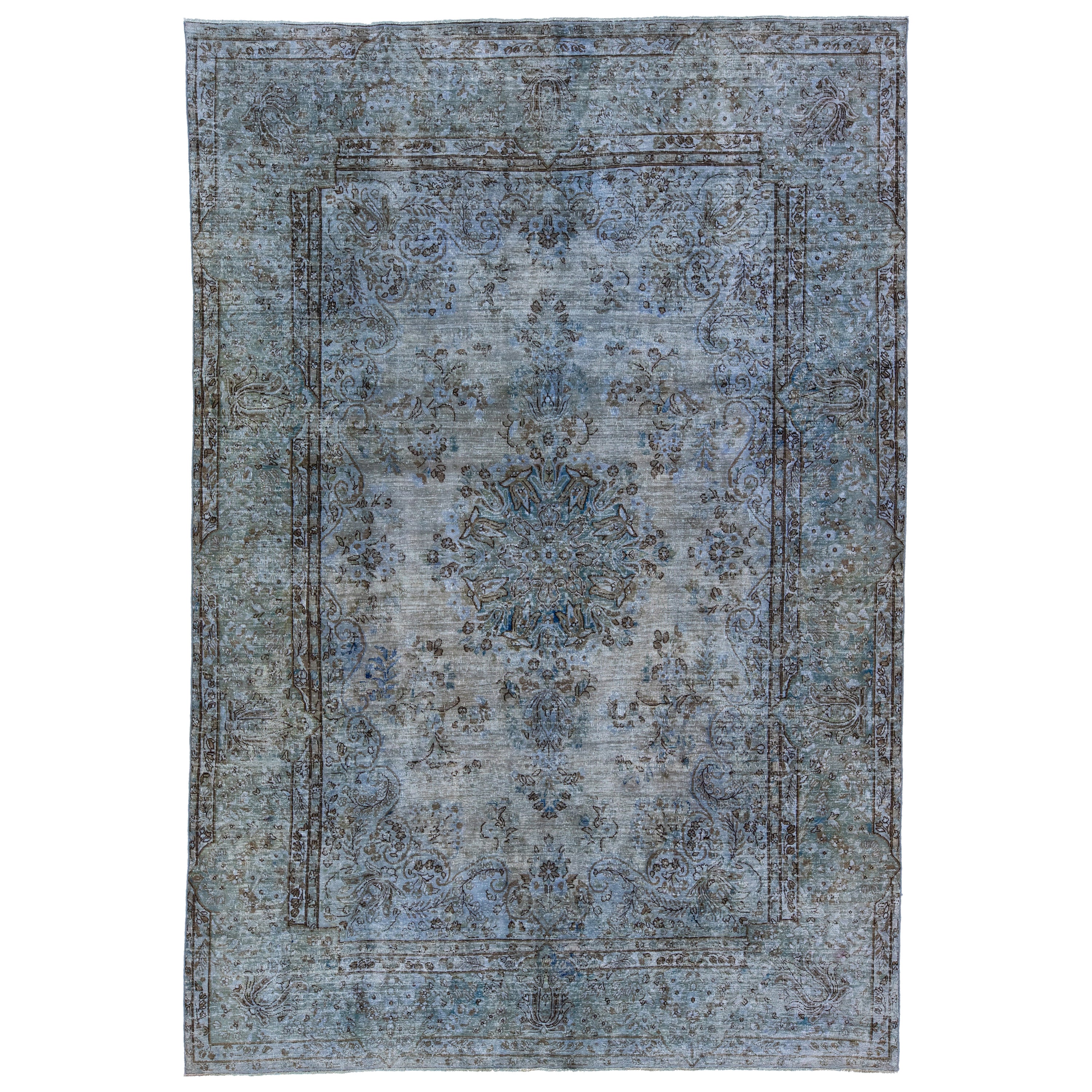 Tapis persan vintage teinté à la main en laine bleue avec médaillon, fait à la main