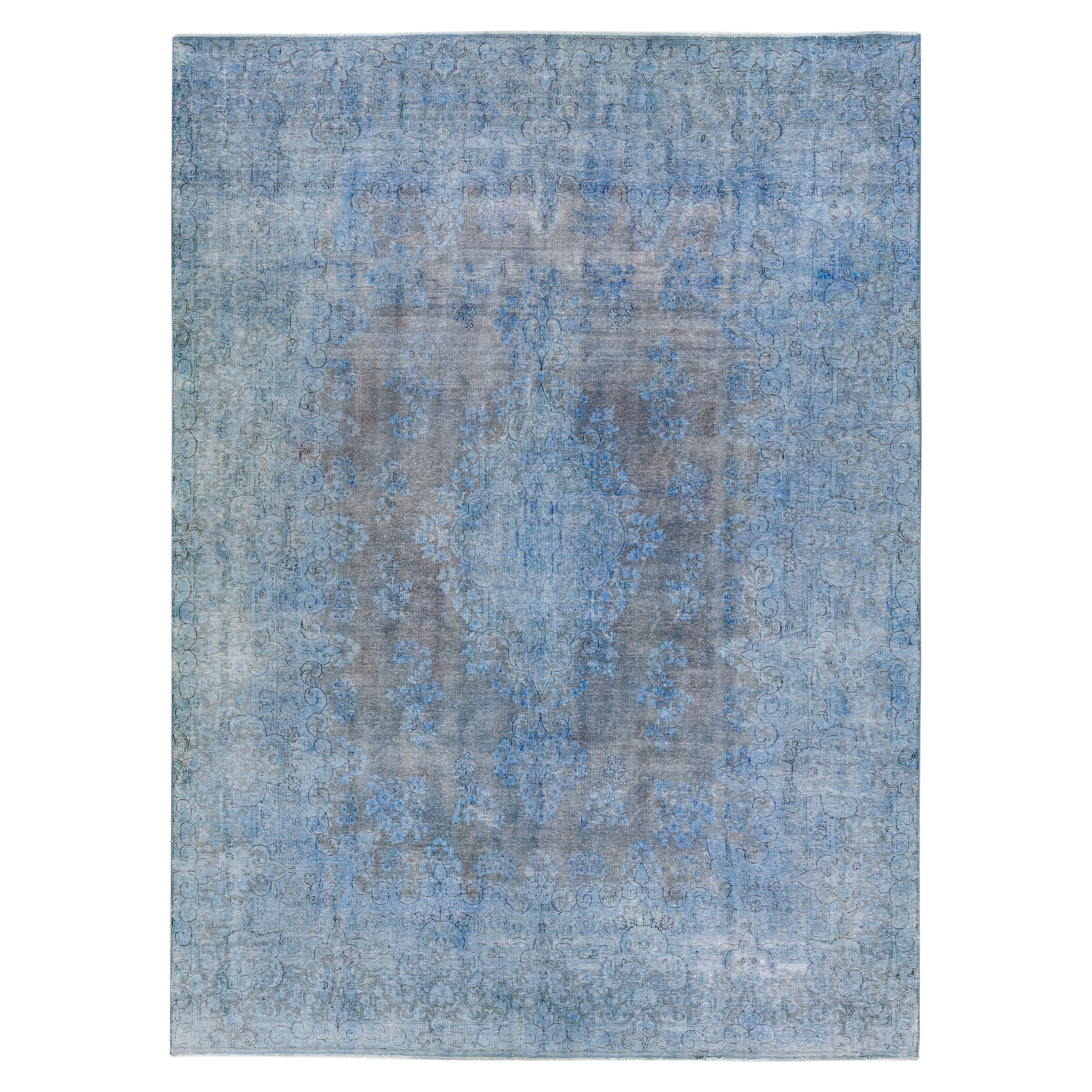Tappeto vintage persiano sovratinto a mano con medaglione in lana blu