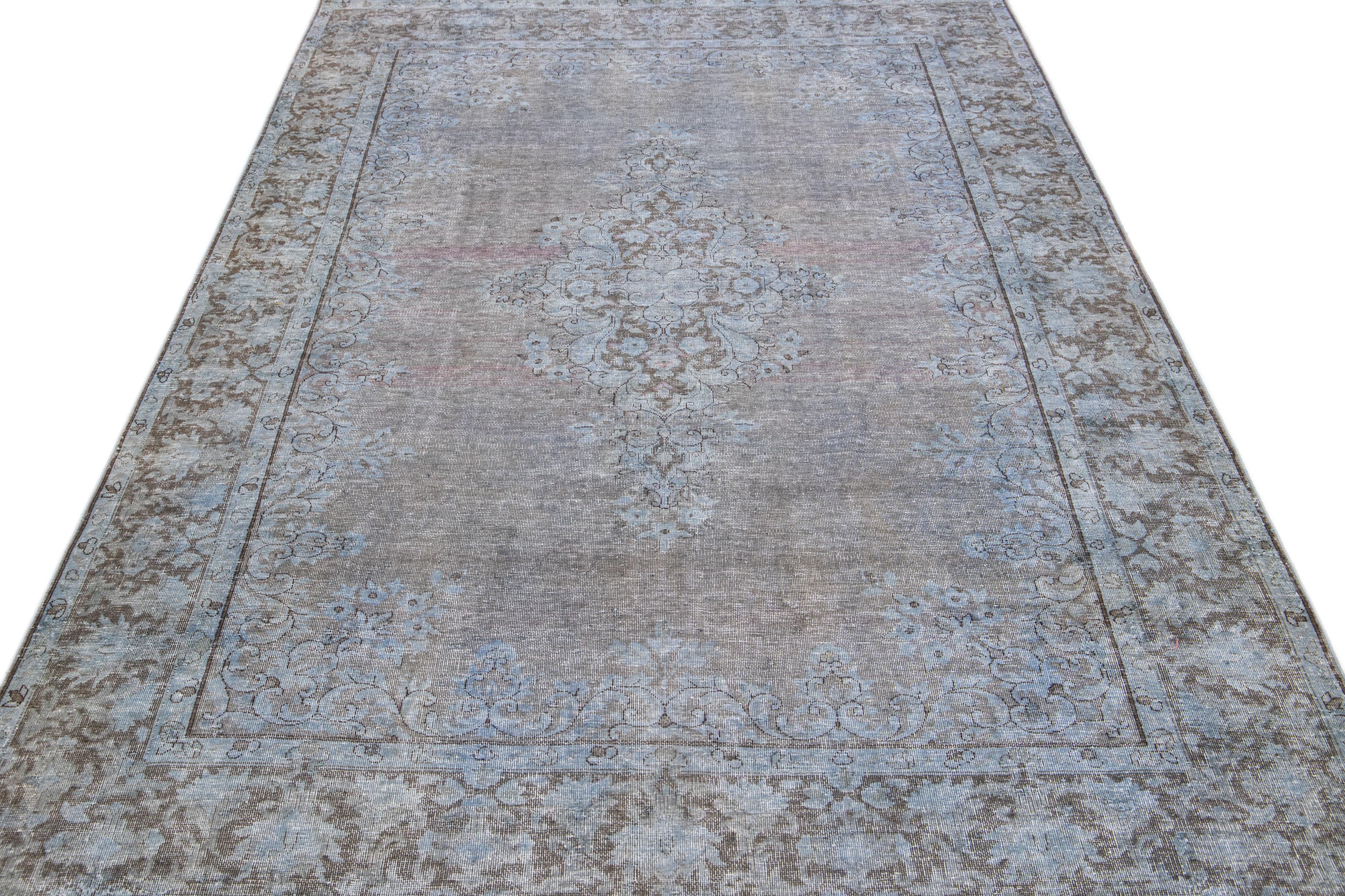 Persischer handgefertigter Overdyed-Teppich aus grauer Wolle mit Medaillonmuster (Islamisch) im Angebot