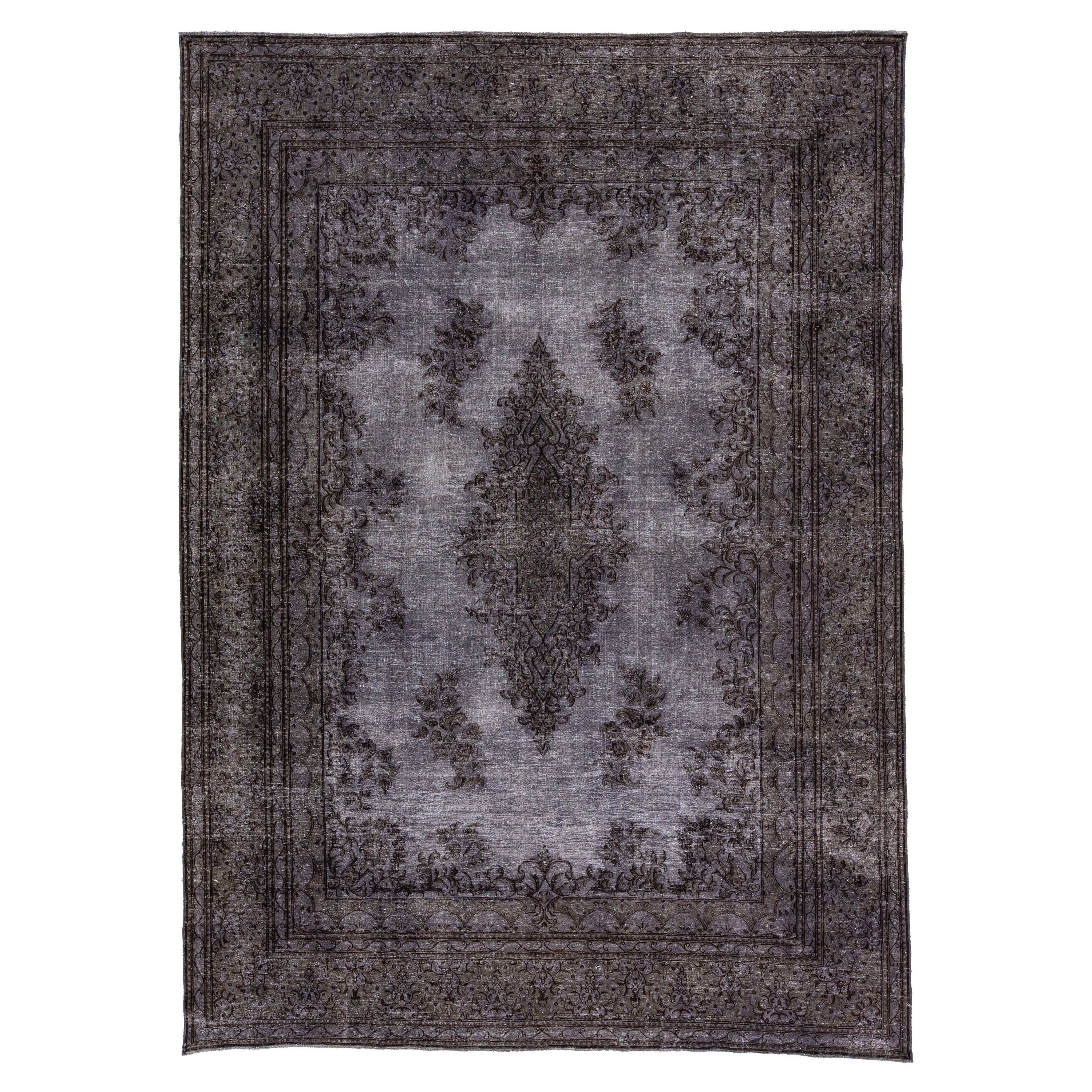 Persischer handgefertigter Overdyed-Teppich aus grauer Wolle mit Medaillonmuster im Angebot