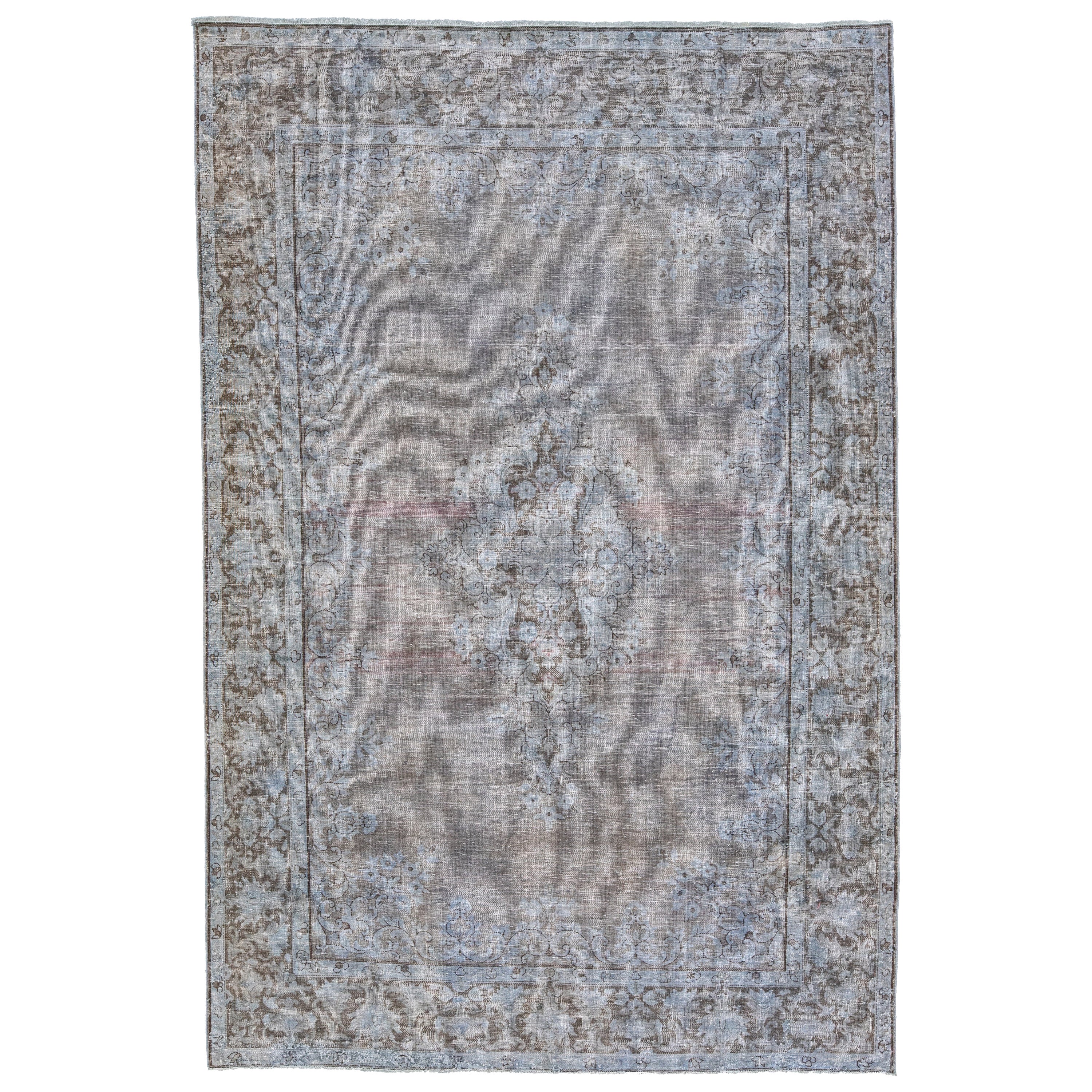 Persischer handgefertigter Overdyed-Teppich aus grauer Wolle mit Medaillonmuster