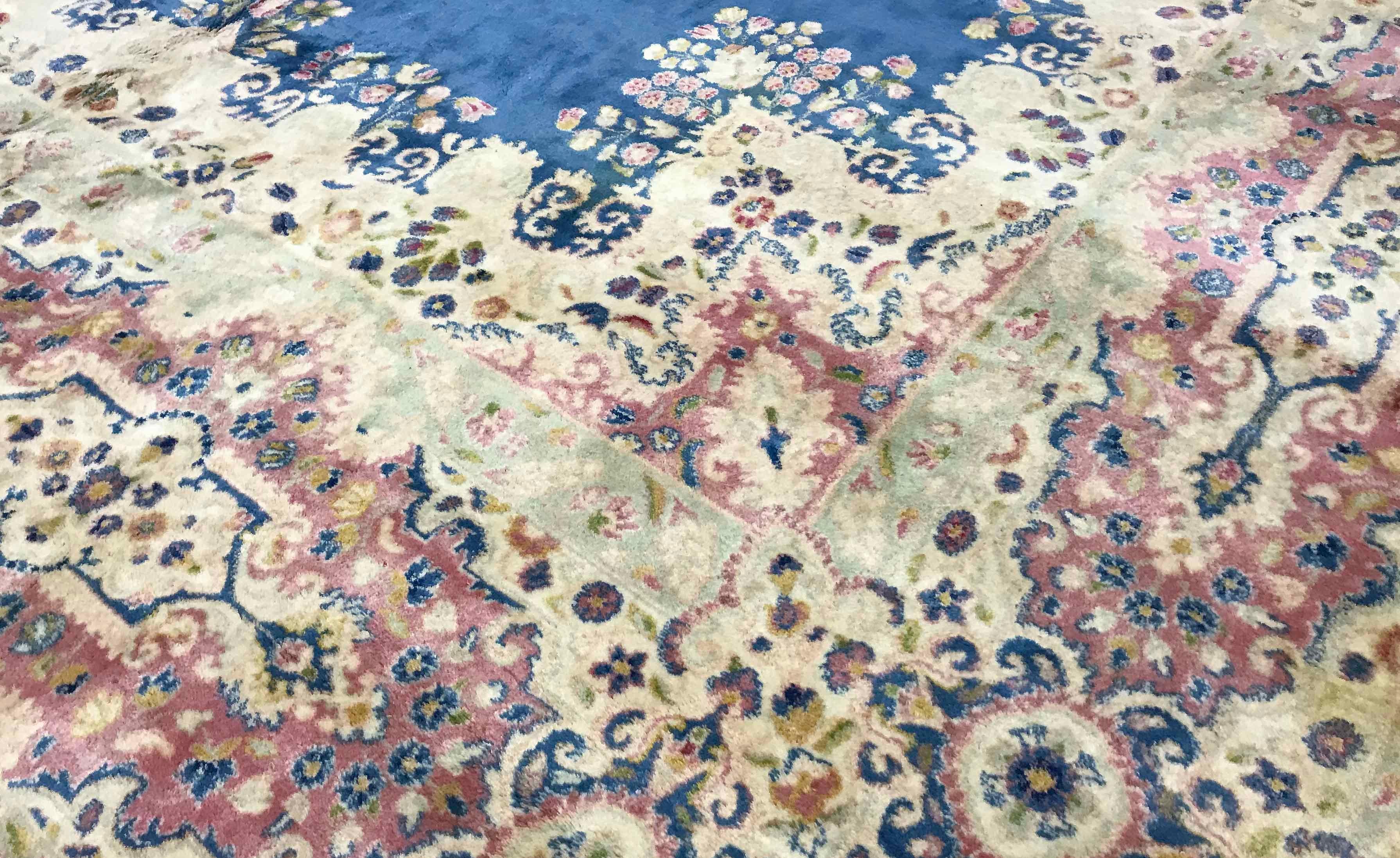 Persischer Kerman-Teppich in Übergröße, um 1940. Das zartblaue Feld, auf dem ein kunstvolles Medaillonmuster platziert und von sich wiederholenden Blumenmustern umrandet ist, wird dann von einer Hauptbordüre umschlossen, die das florale Thema