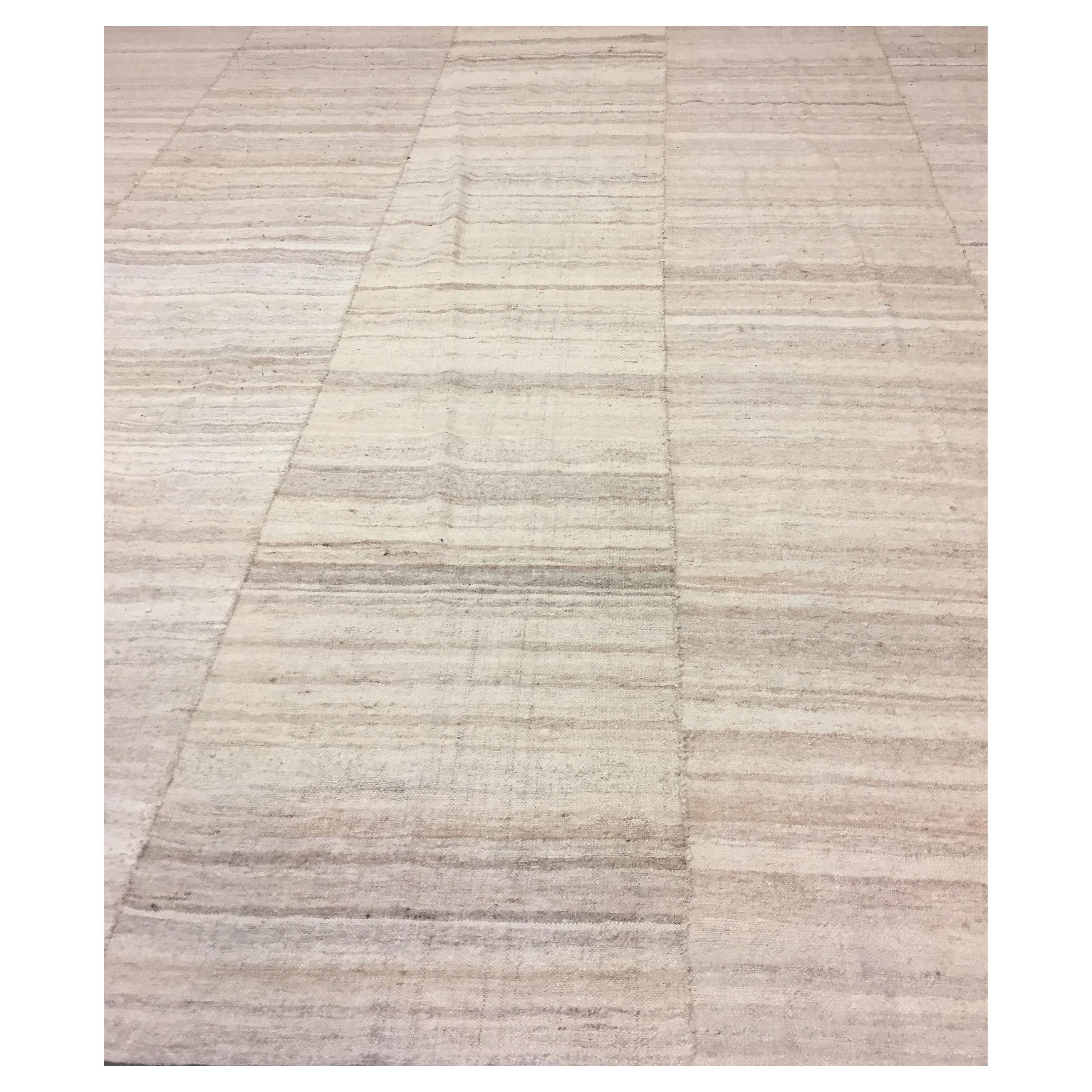 Persischer Kelim im Vintage-Stil. Dieser alte persische Flachgewebe-Kilim wurde in den 1960er Jahren aus ungefärbter Wolle handgewebt. Es besteht aus fünf Paneelen, die fachmännisch zusammengefügt wurden, um ein wunderschönes, auffälliges Stück zu