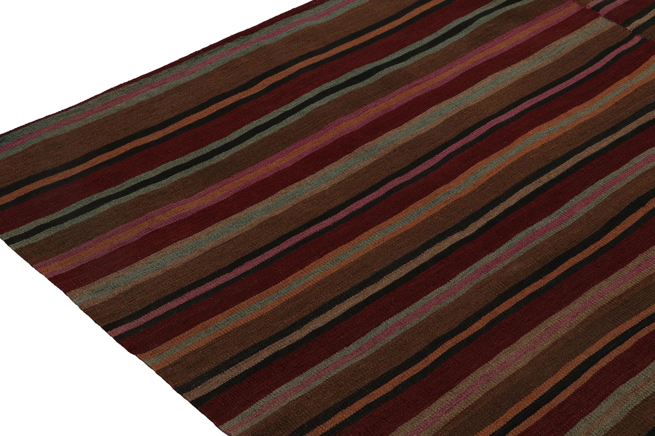 Persischer getäfelter Kelim-Teppich in polychromen Streifen im Vintage-Stil von Rug & Kilim im Zustand „Gut“ im Angebot in Long Island City, NY