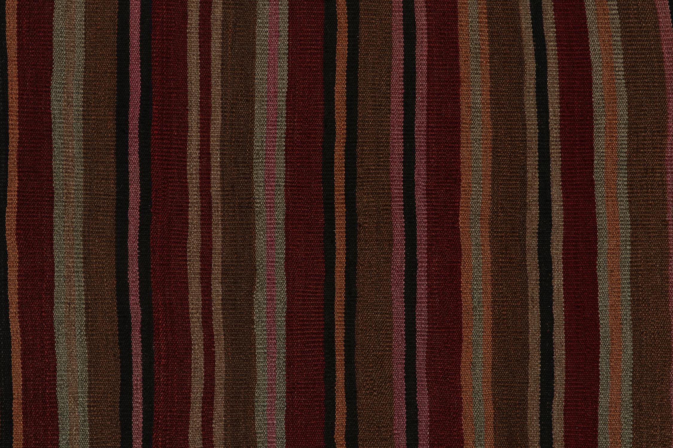 Persischer getäfelter Kelim-Teppich in polychromen Streifen im Vintage-Stil von Rug & Kilim (Mitte des 20. Jahrhunderts) im Angebot