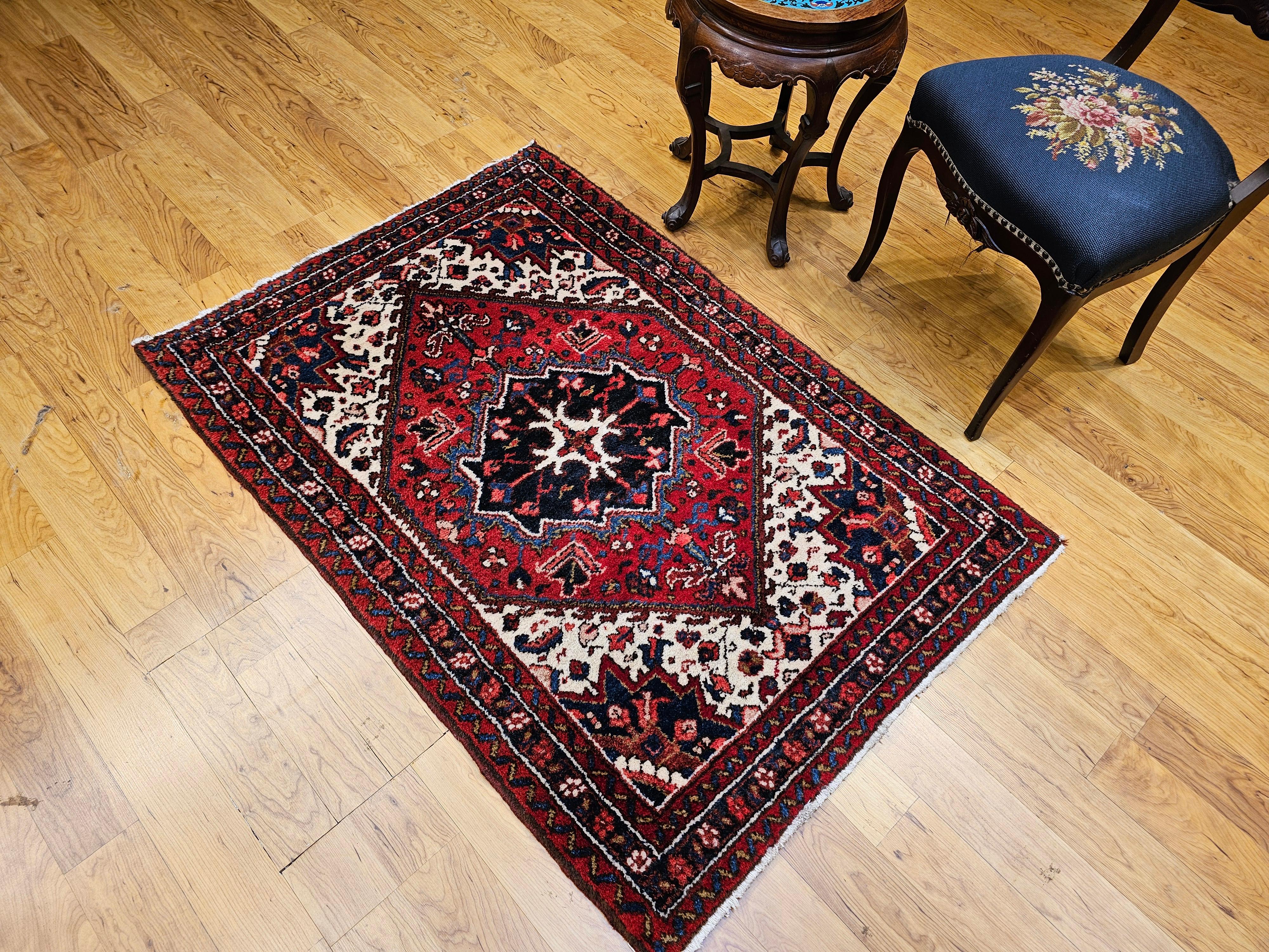 Persischer Heriz Serapi-Teppich in gerader quadratischer Größe in geometrischem Muster, Vintage im Angebot 4
