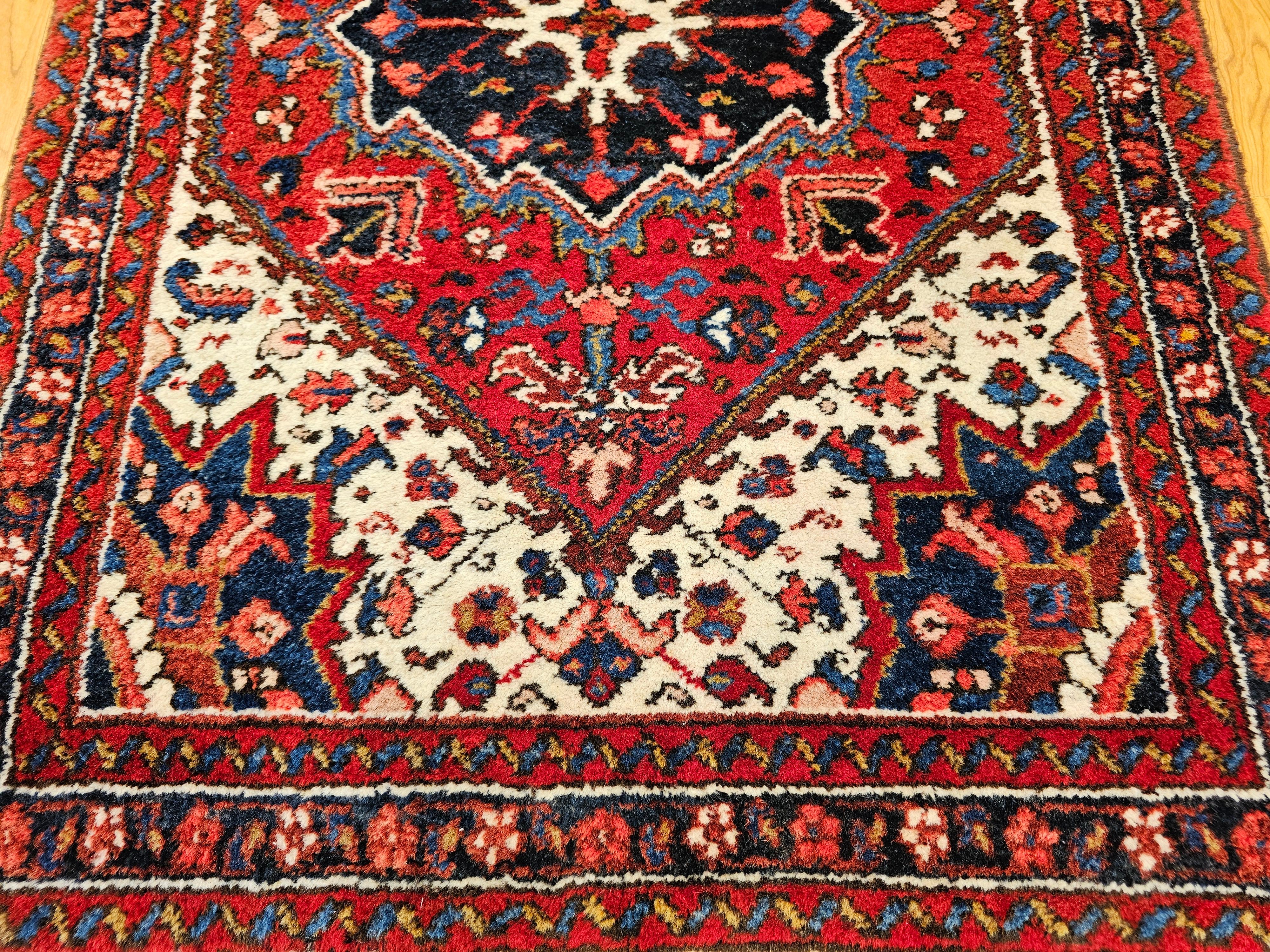 Persischer Heriz Serapi-Teppich in gerader quadratischer Größe in geometrischem Muster, Vintage (Pflanzlich gefärbt) im Angebot