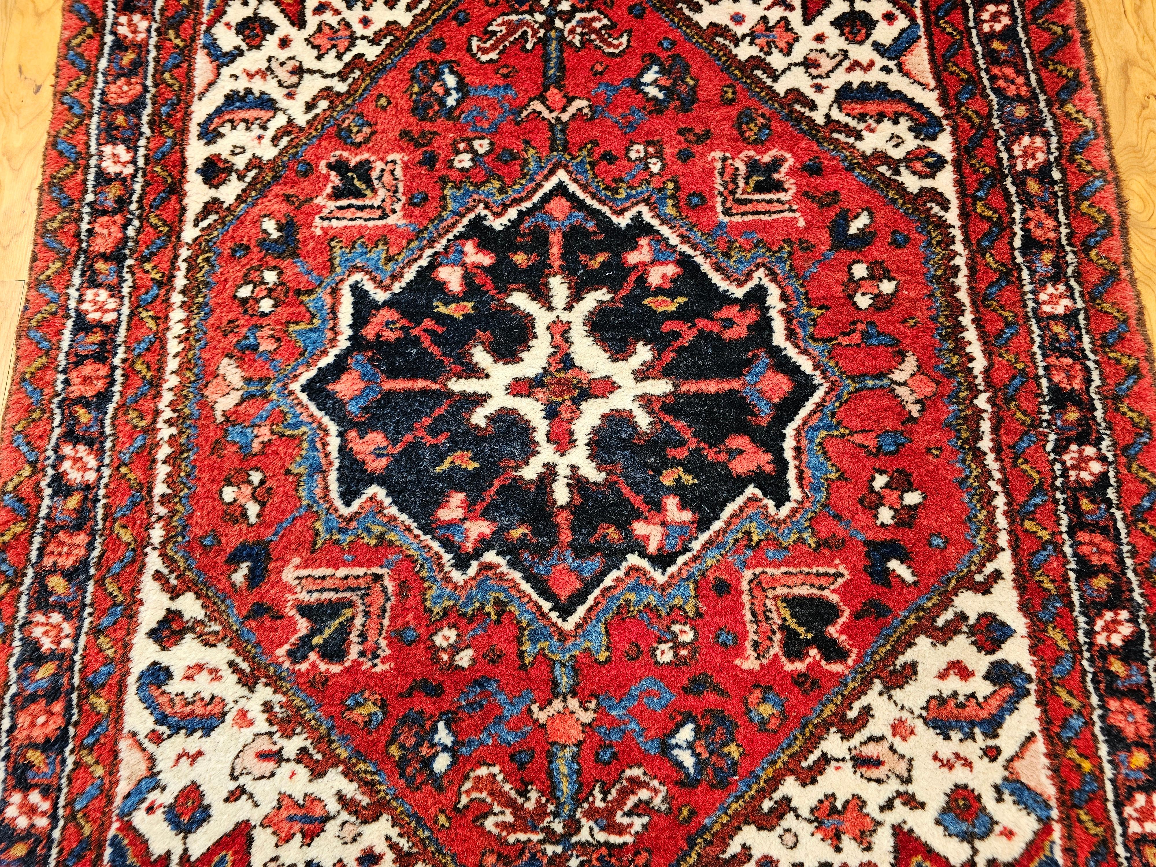 Persischer Heriz Serapi-Teppich in gerader quadratischer Größe in geometrischem Muster, Vintage im Zustand „Gut“ im Angebot in Barrington, IL