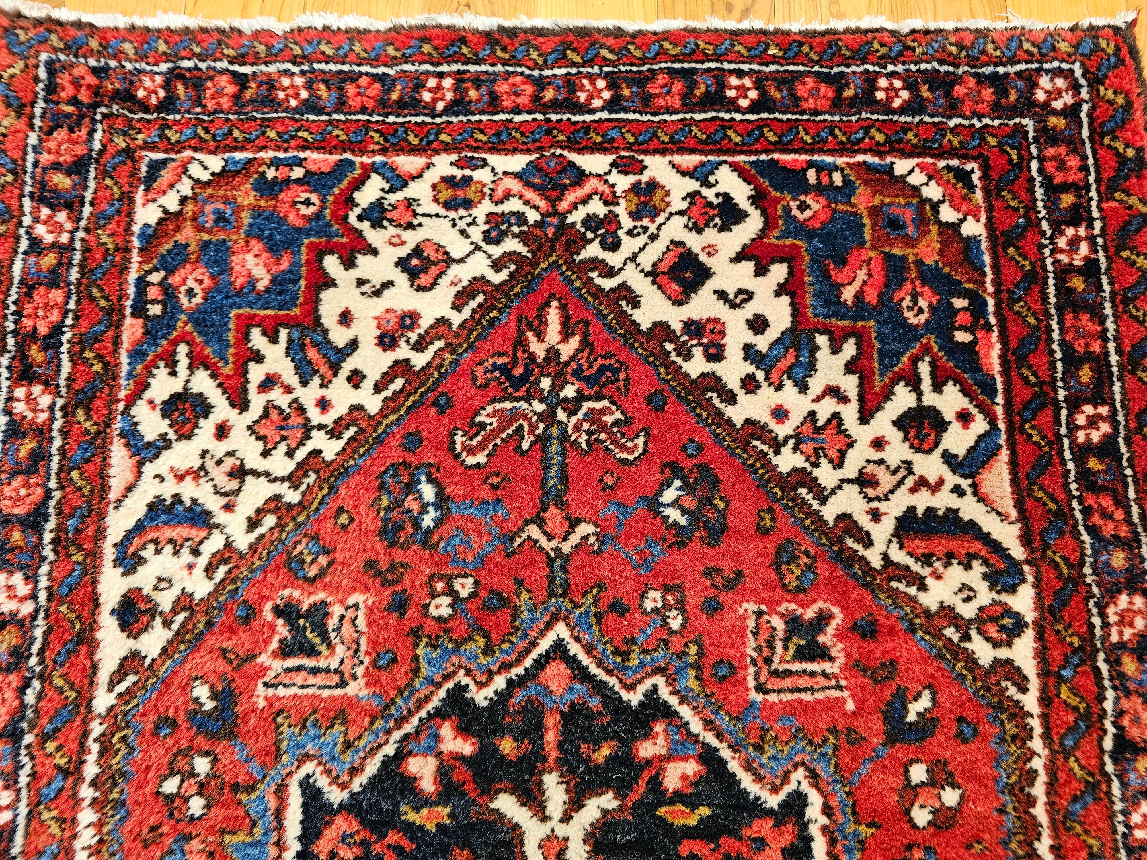 Persischer Heriz Serapi-Teppich in gerader quadratischer Größe in geometrischem Muster, Vintage (20. Jahrhundert) im Angebot
