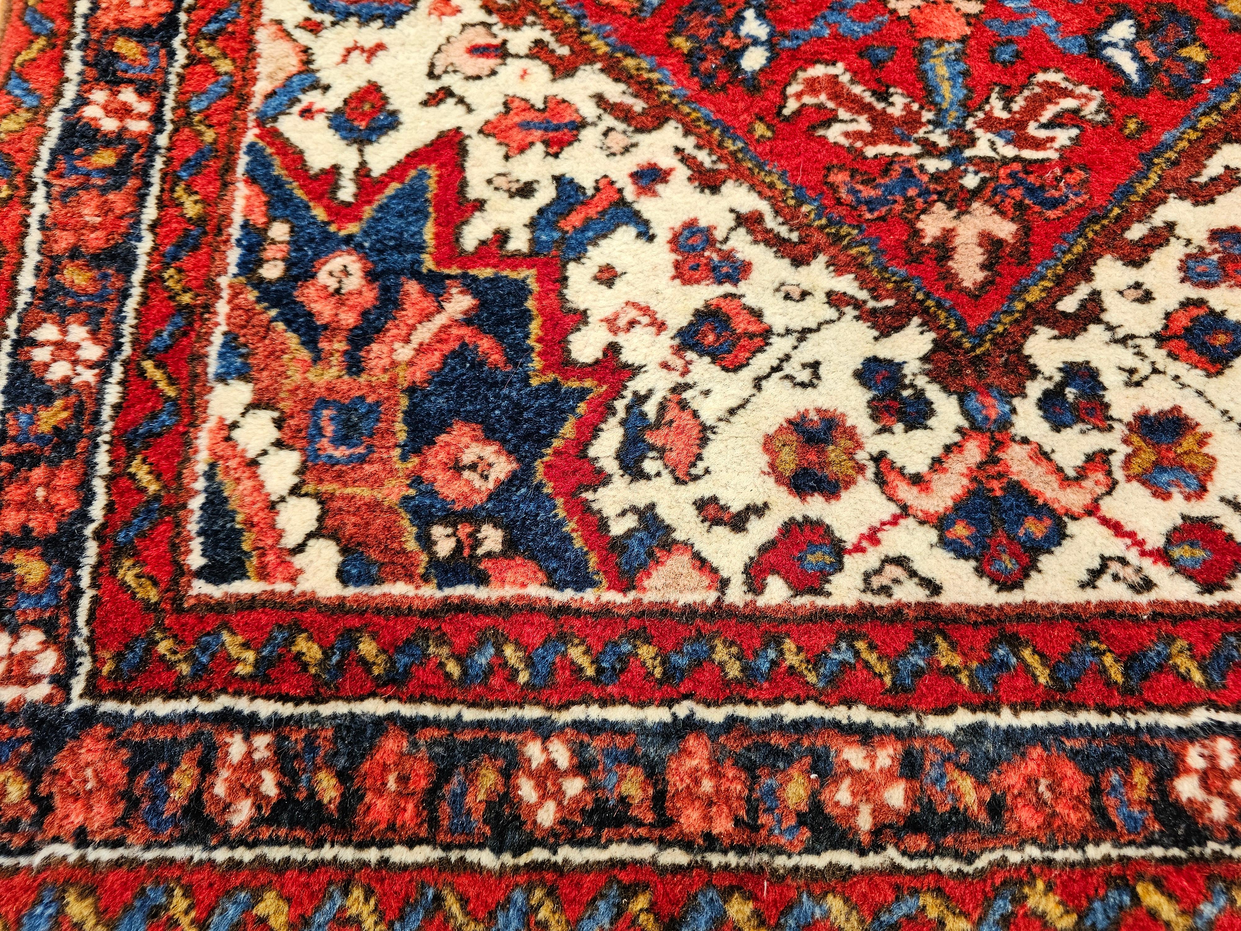 Persischer Heriz Serapi-Teppich in gerader quadratischer Größe in geometrischem Muster, Vintage (Wolle) im Angebot