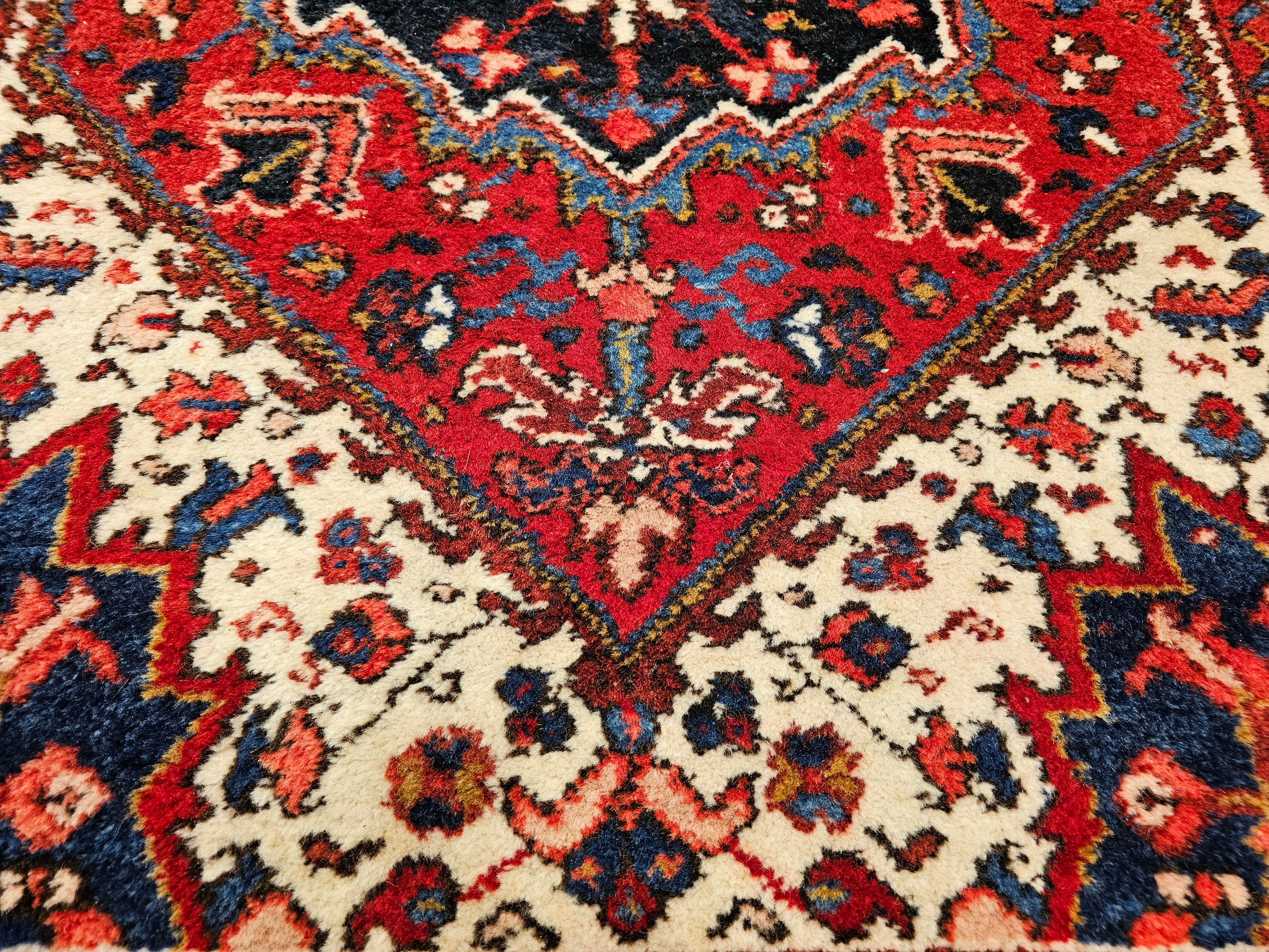 Persischer Heriz Serapi-Teppich in gerader quadratischer Größe in geometrischem Muster, Vintage im Angebot 1