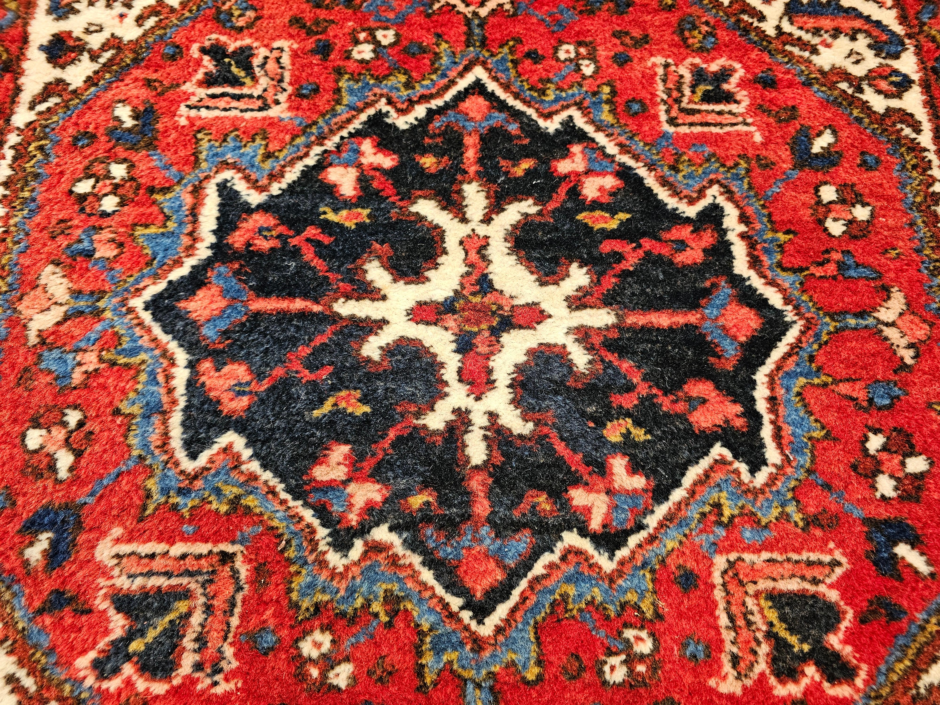 Persischer Heriz Serapi-Teppich in gerader quadratischer Größe in geometrischem Muster, Vintage im Angebot 2