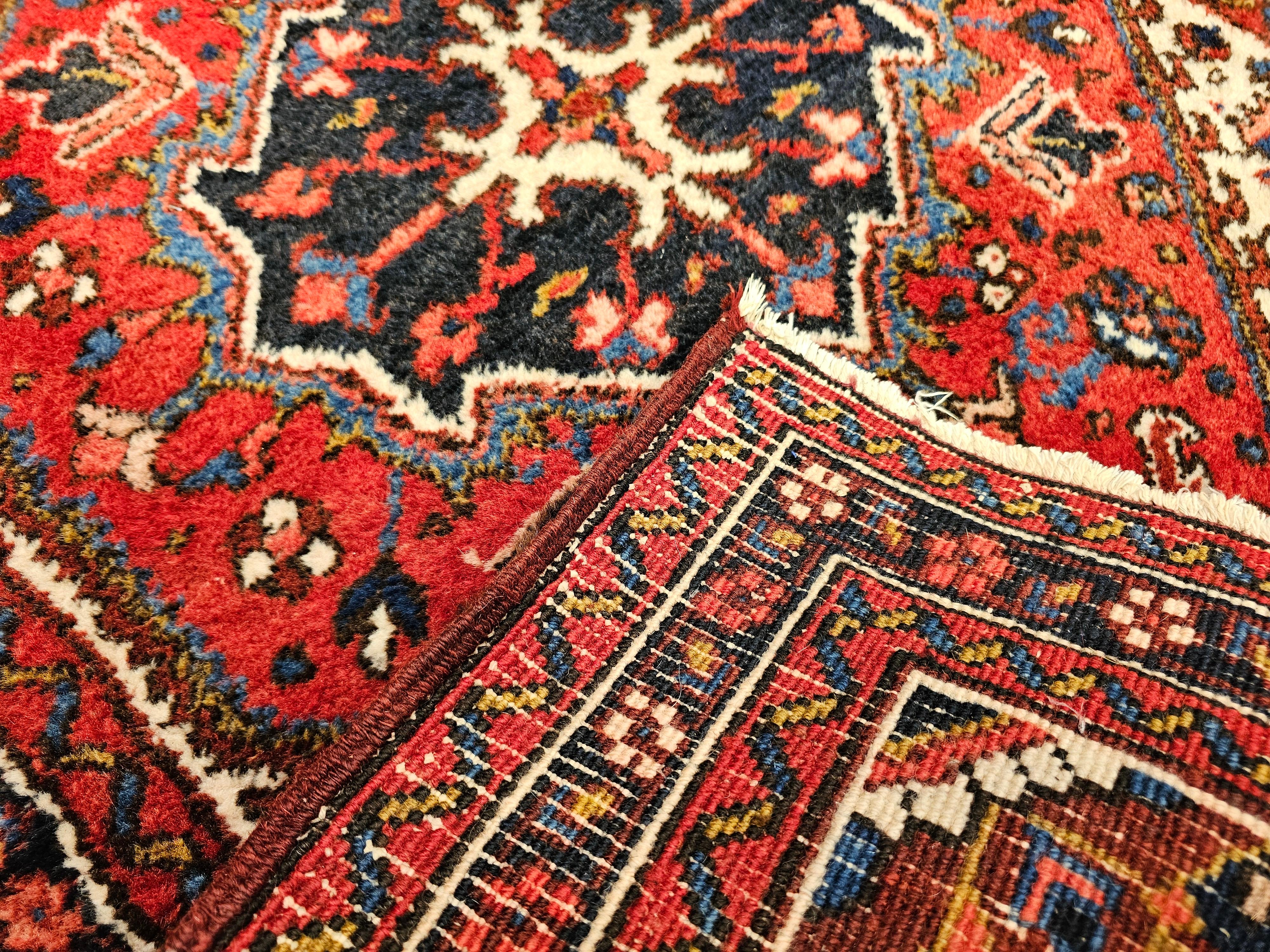 Persischer Heriz Serapi-Teppich in gerader quadratischer Größe in geometrischem Muster, Vintage im Angebot 3