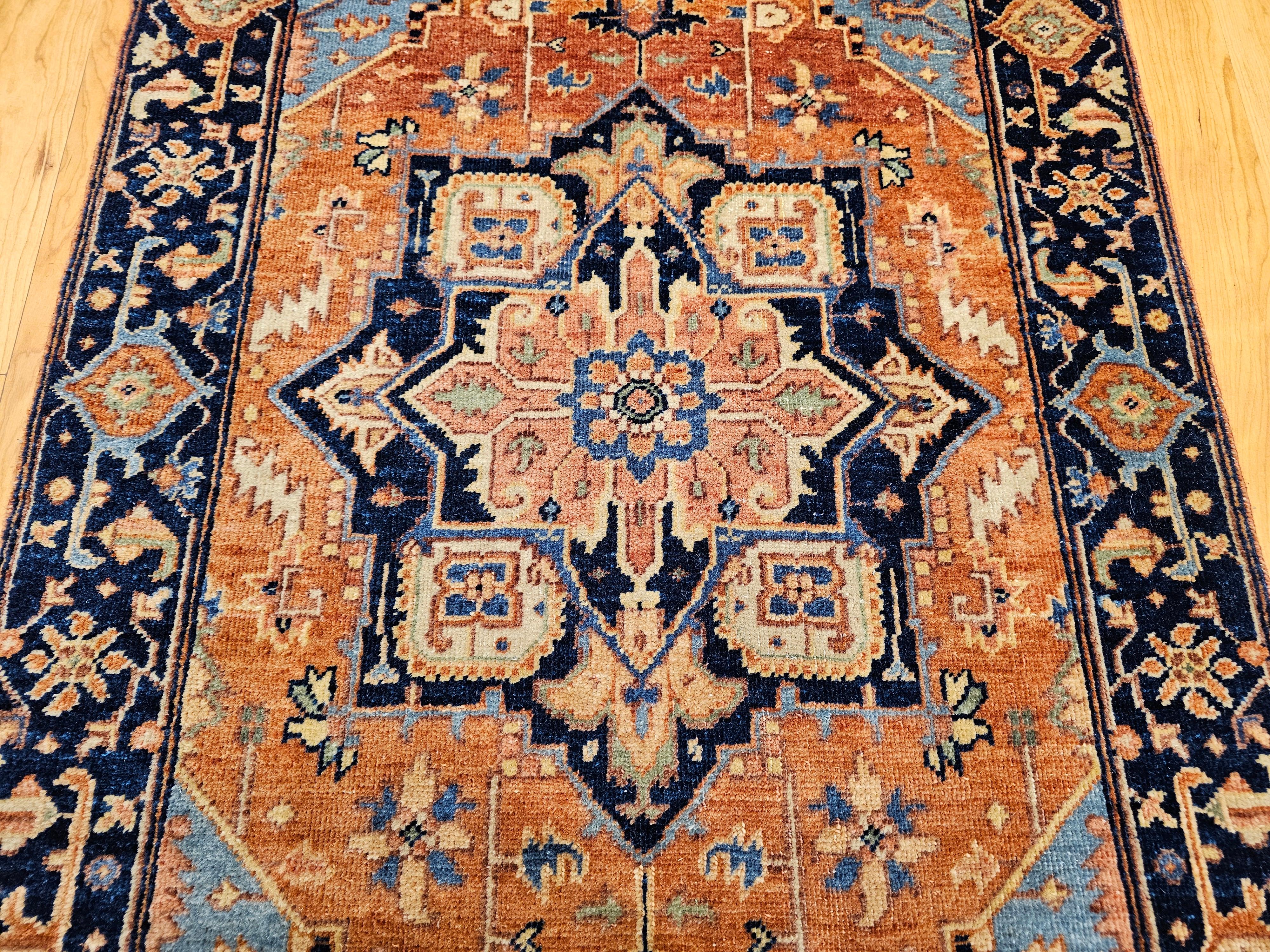 Persischer persischer Heriz Serapi-Teppich in Blau, Vintage (20. Jahrhundert) im Angebot