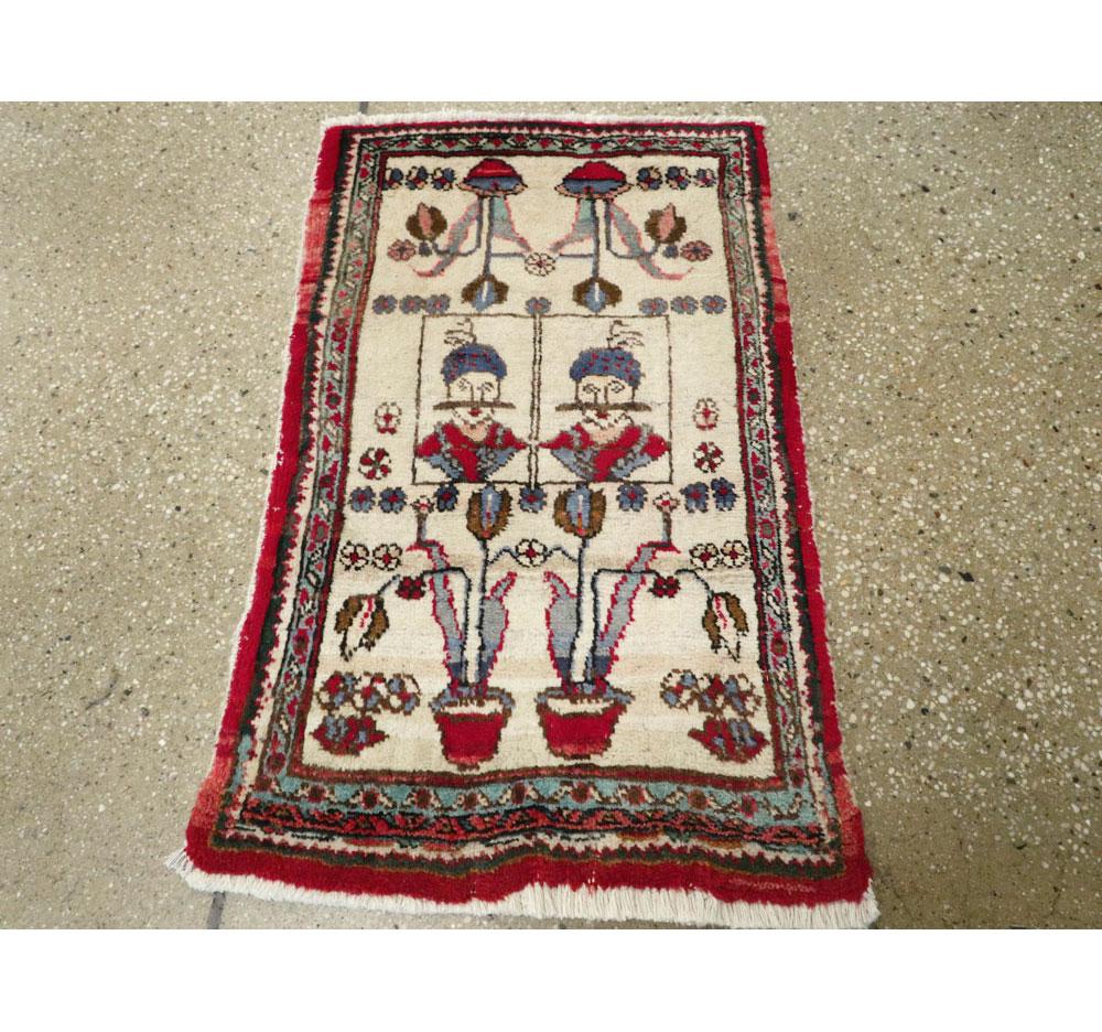 Tapis persan vintage de Hamadan datant du milieu du 20e siècle, avec un motif folklorique illustrant le souverain safavide, Shah Abbas.

Mesures : 1' 6