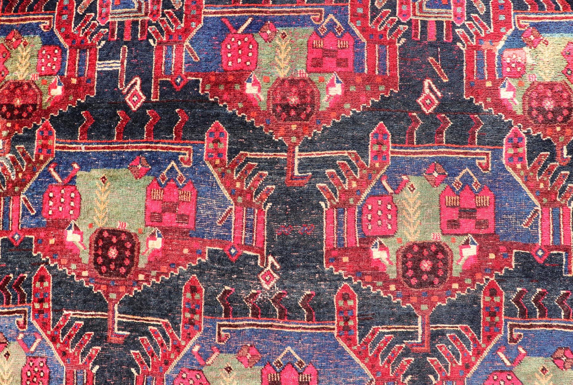 Misure: 4'6 x 9'8 
Tappeto persiano vintage Qashqai con vivaci motivi tribali 4'6 x 9'8. Keivan Woven Arts / tappeto KBE-090124, paese d'origine/tipo: Iran / Qashgai, circa 1950.

Questo eccezionale tappeto persiano Qashqai vintage è una vibrante
