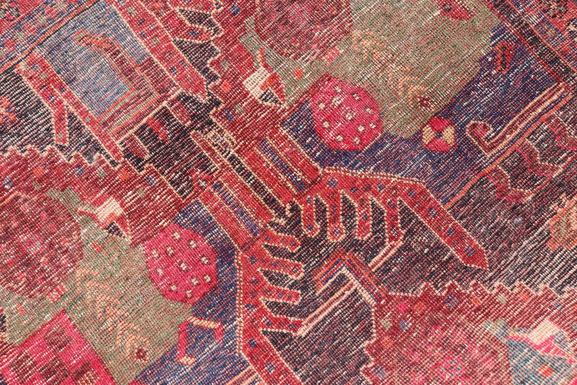 Vintage Persian Qashqai Rug with Vibrant Tribal Motifs 4'6 x 9'8 In condizioni buone in vendita a Atlanta, GA