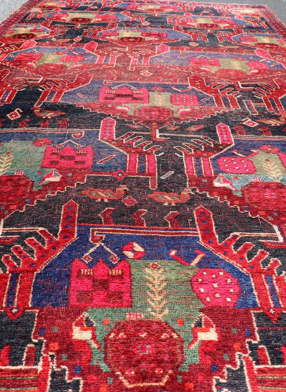 Lana Vintage Persian Qashqai Rug with Vibrant Tribal Motifs 4'6 x 9'8 in vendita