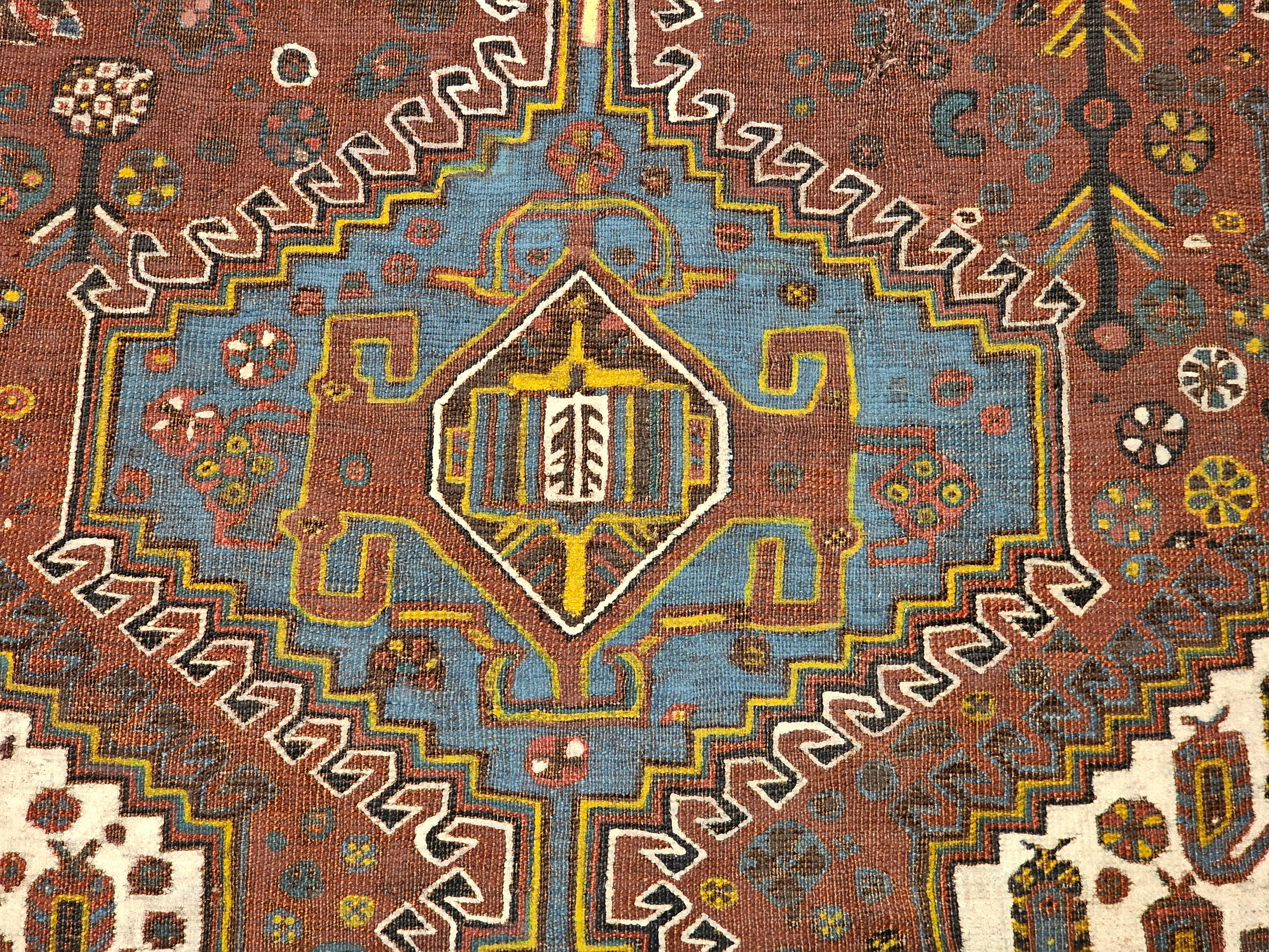 Tapis tribal persan Qashqai vintage en rouille, ivoire, bleu royal, jaune, bleu marine en vente 3