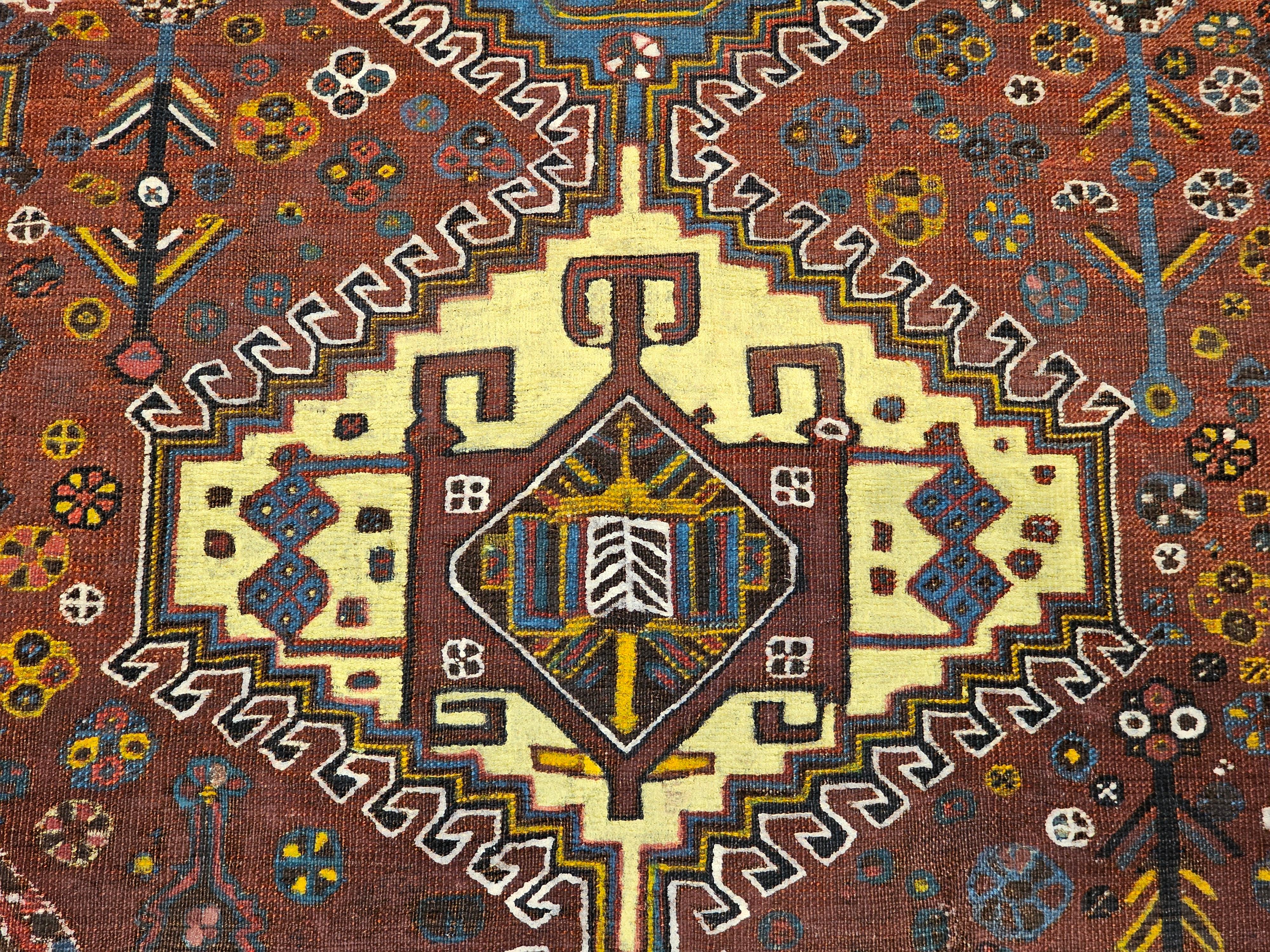 Tapis tribal persan Qashqai vintage en rouille, ivoire, bleu royal, jaune, bleu marine en vente 4