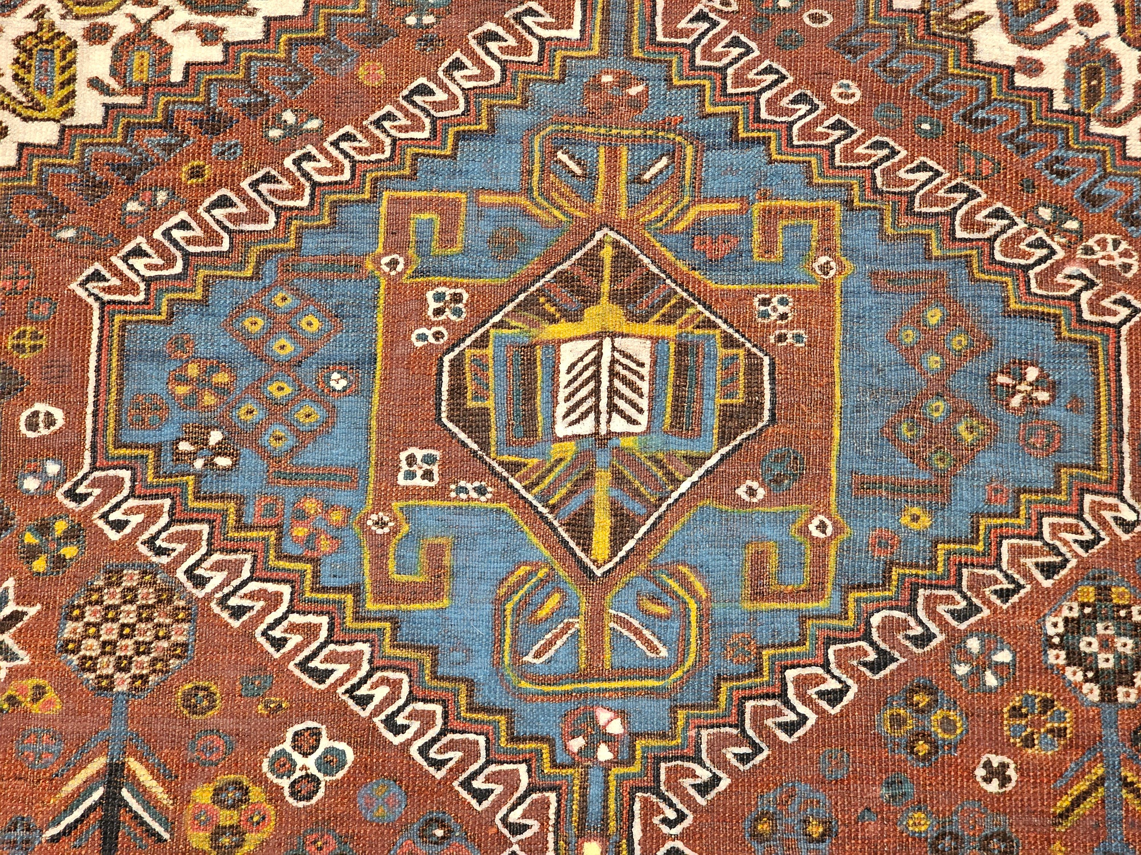 Tapis tribal persan Qashqai vintage en rouille, ivoire, bleu royal, jaune, bleu marine en vente 5