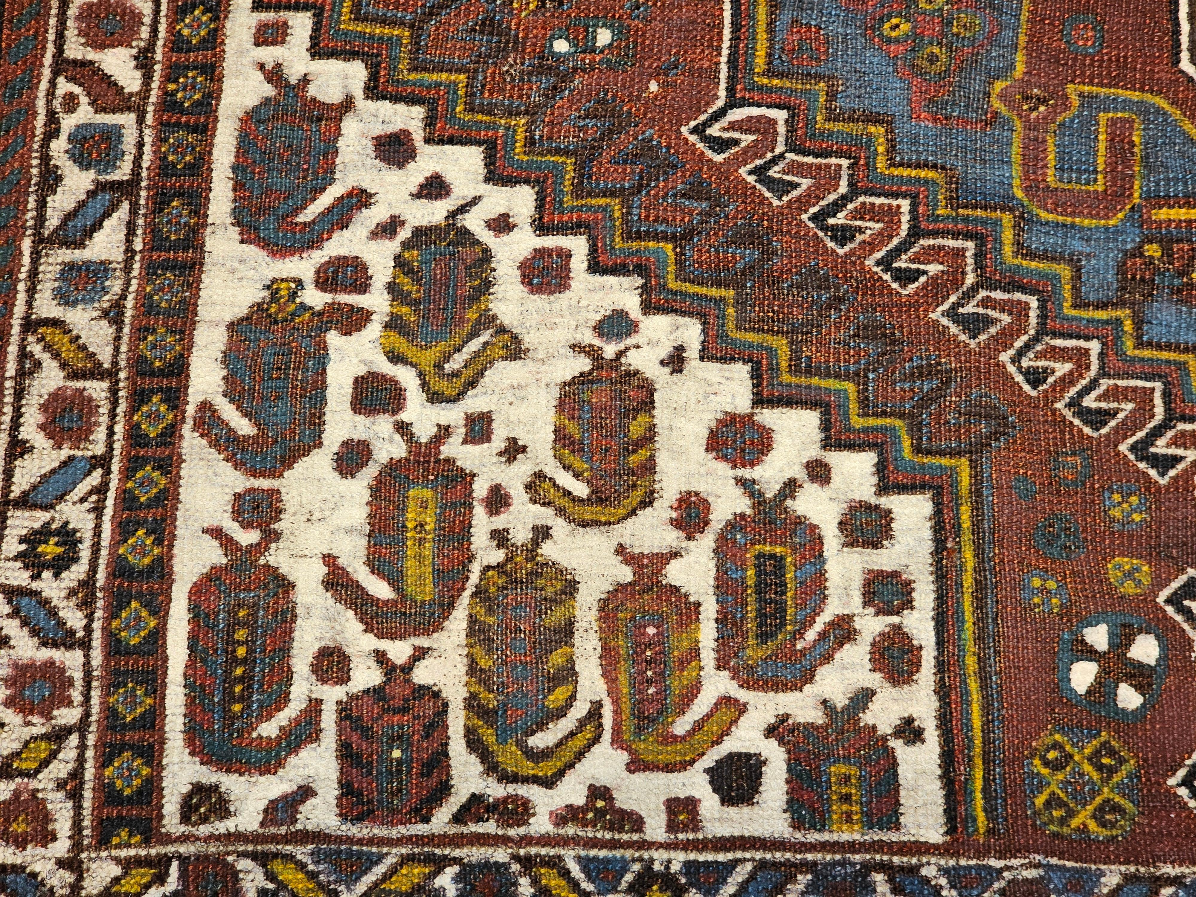 Tapis tribal persan Qashqai vintage en rouille, ivoire, bleu royal, jaune, bleu marine en vente 6