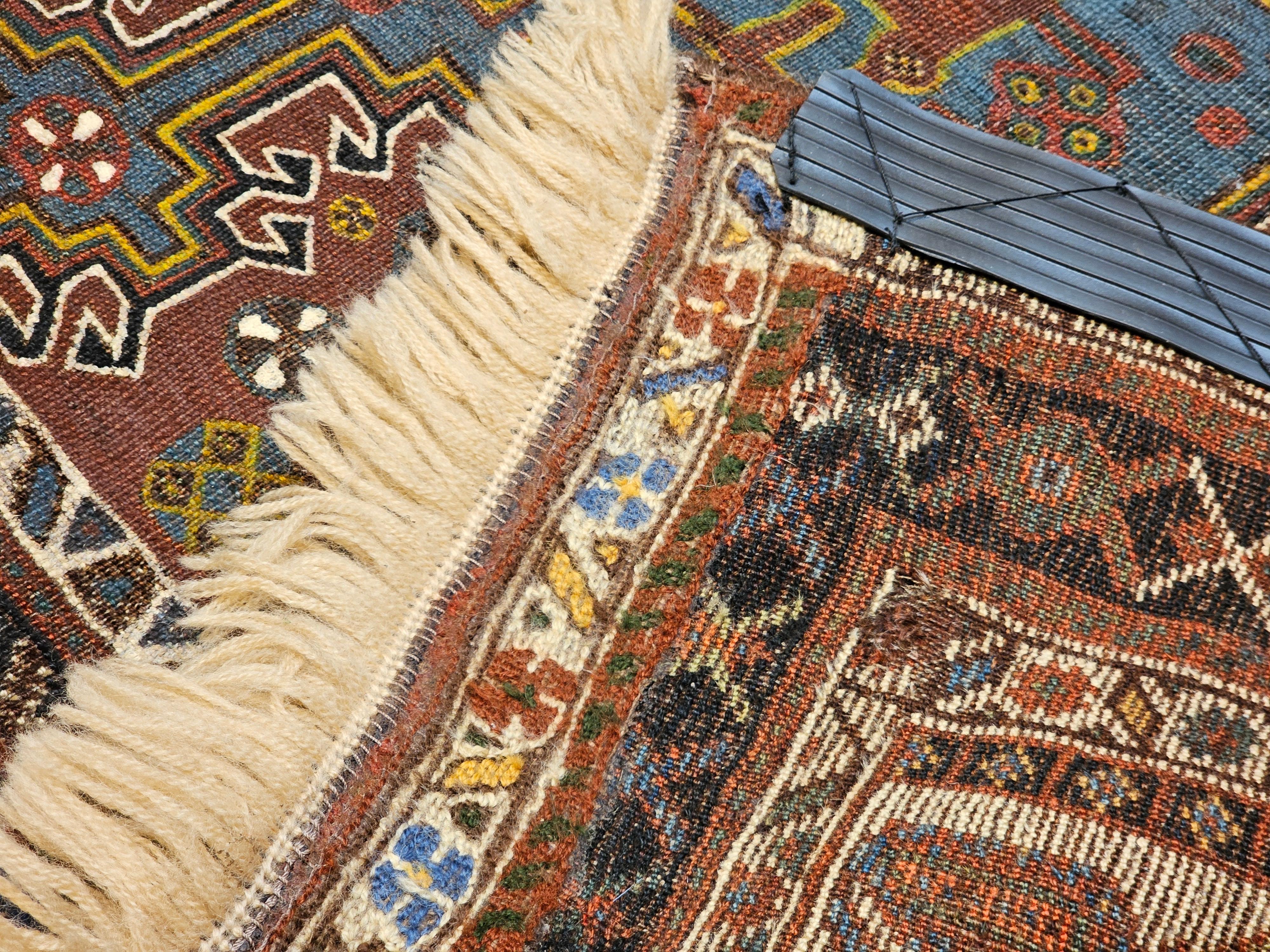 Tapis tribal persan Qashqai vintage en rouille, ivoire, bleu royal, jaune, bleu marine en vente 7