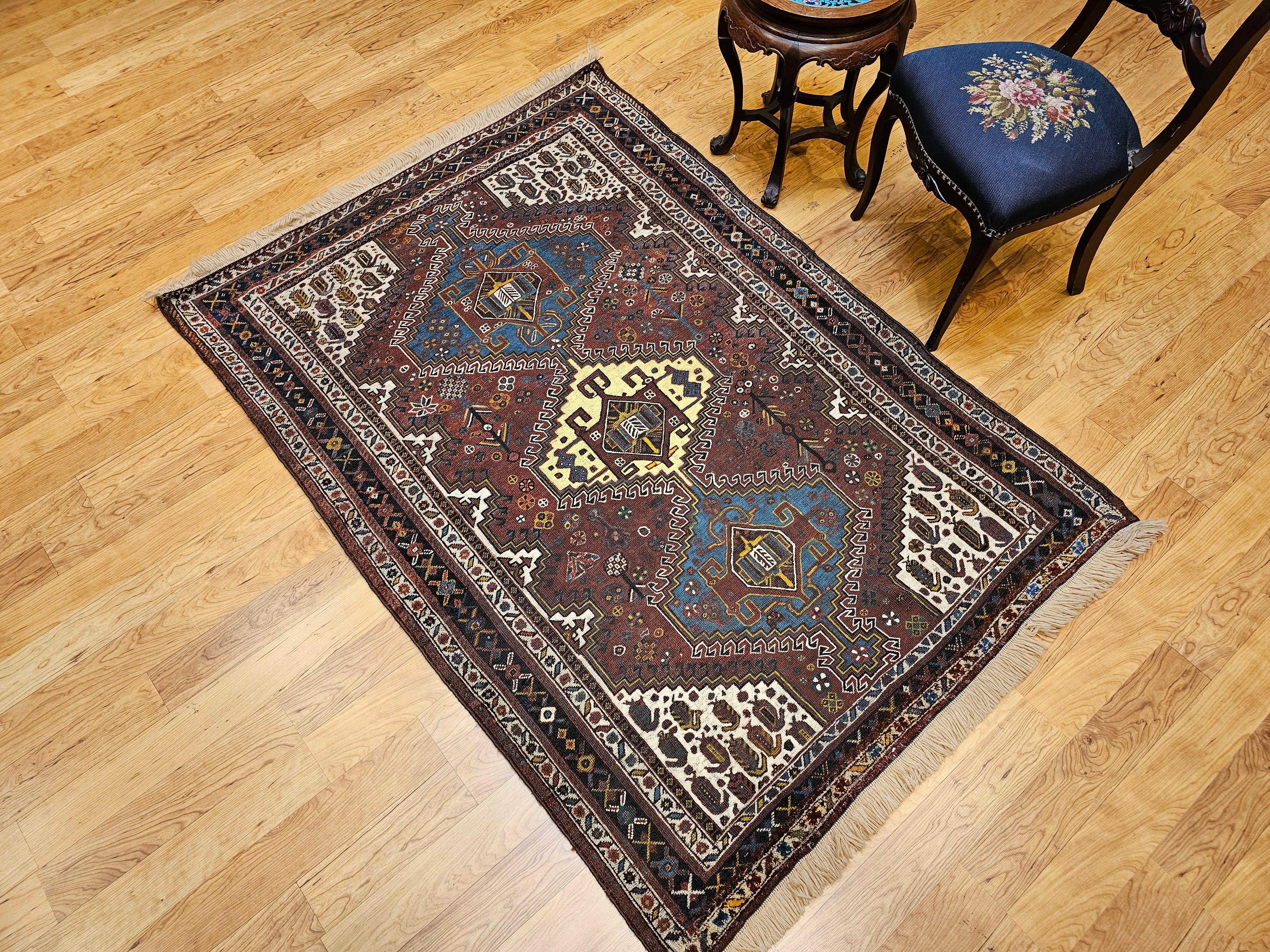 Tapis tribal persan Qashqai vintage en rouille, ivoire, bleu royal, jaune, bleu marine en vente 8