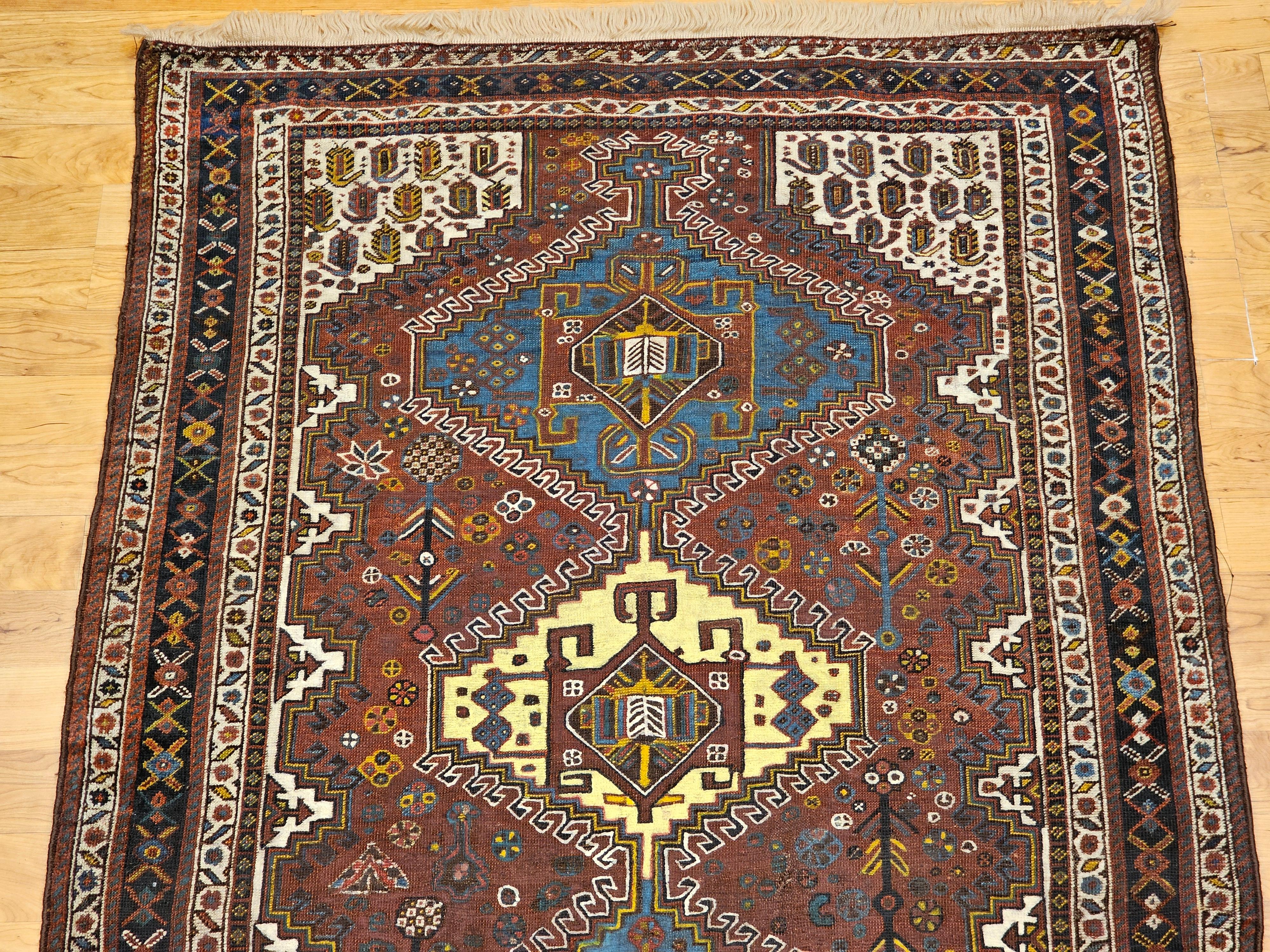 Perse Tapis tribal persan Qashqai vintage en rouille, ivoire, bleu royal, jaune, bleu marine en vente