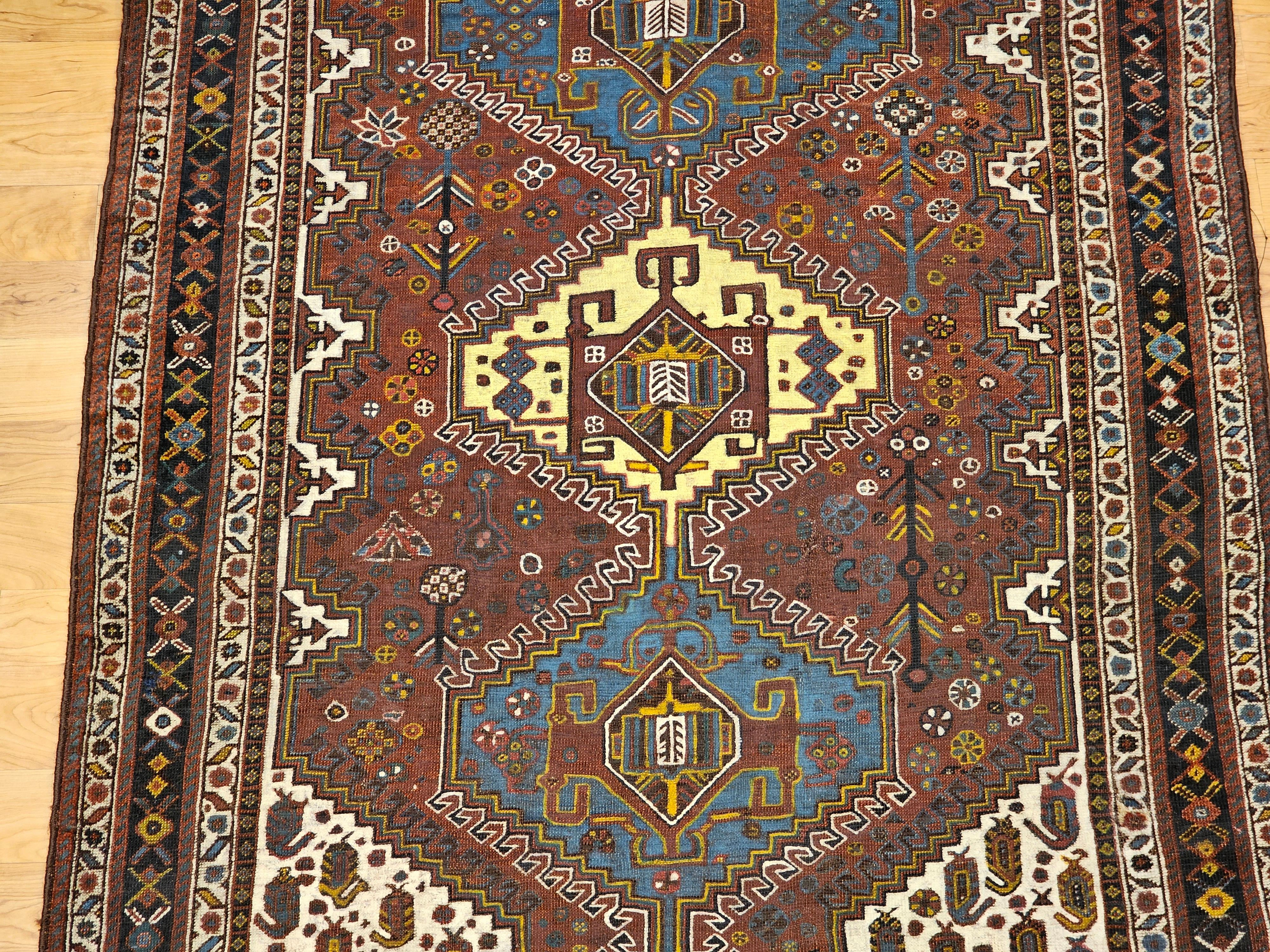 Teinture végétale Tapis tribal persan Qashqai vintage en rouille, ivoire, bleu royal, jaune, bleu marine en vente