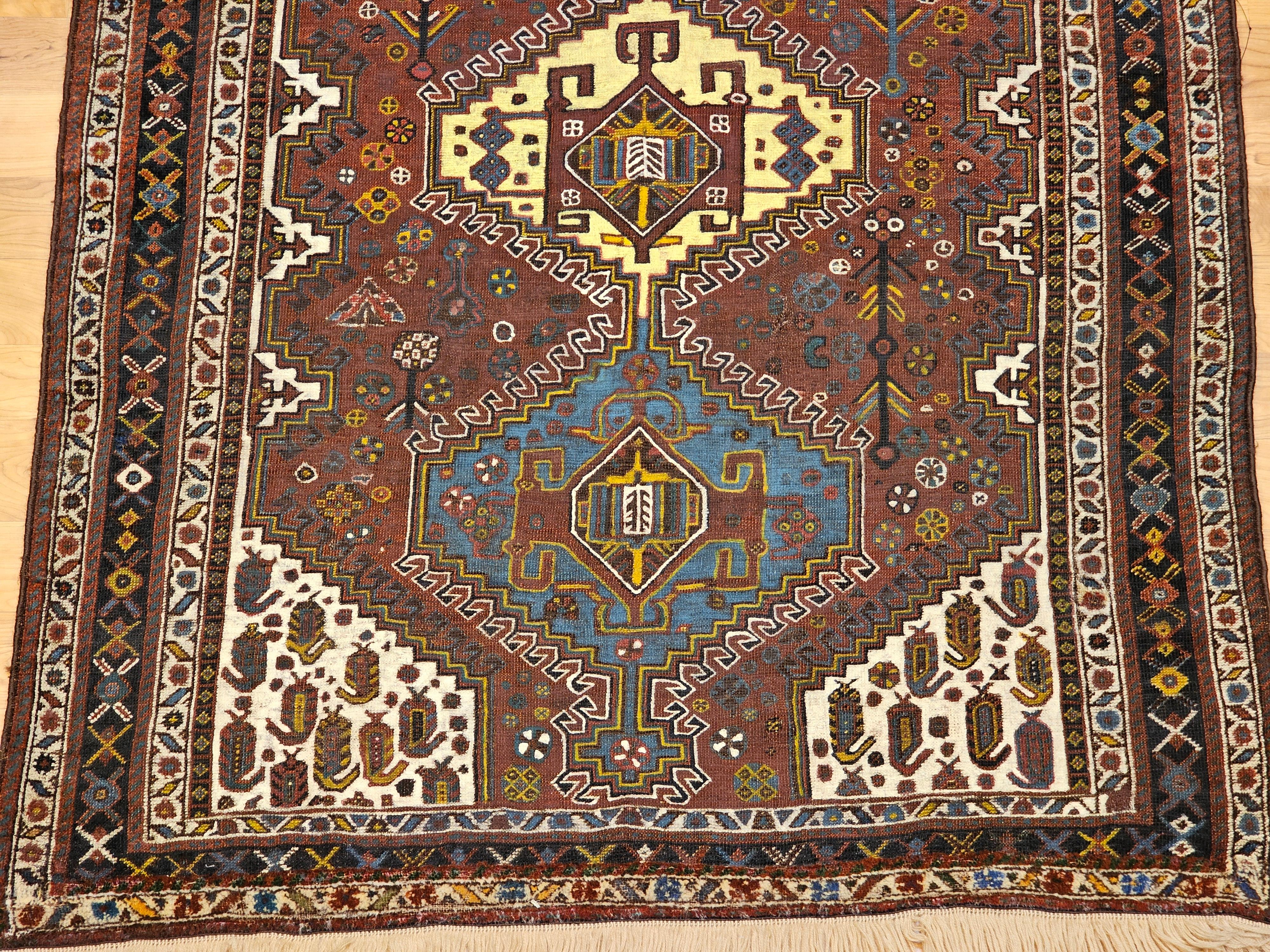 Tapis tribal persan Qashqai vintage en rouille, ivoire, bleu royal, jaune, bleu marine Bon état - En vente à Barrington, IL