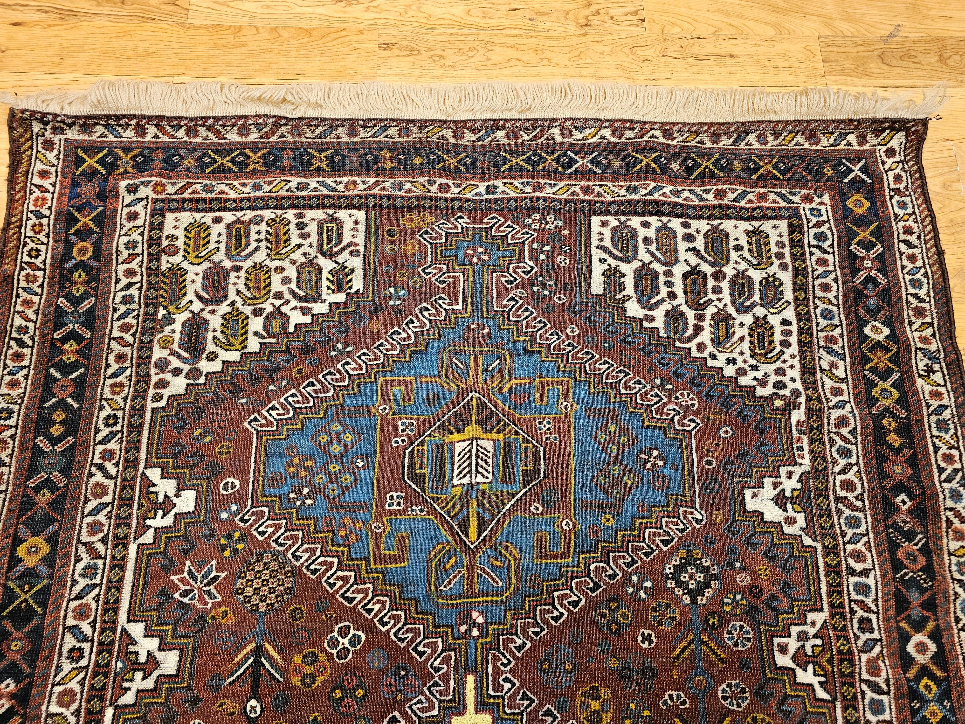 20ième siècle Tapis tribal persan Qashqai vintage en rouille, ivoire, bleu royal, jaune, bleu marine en vente
