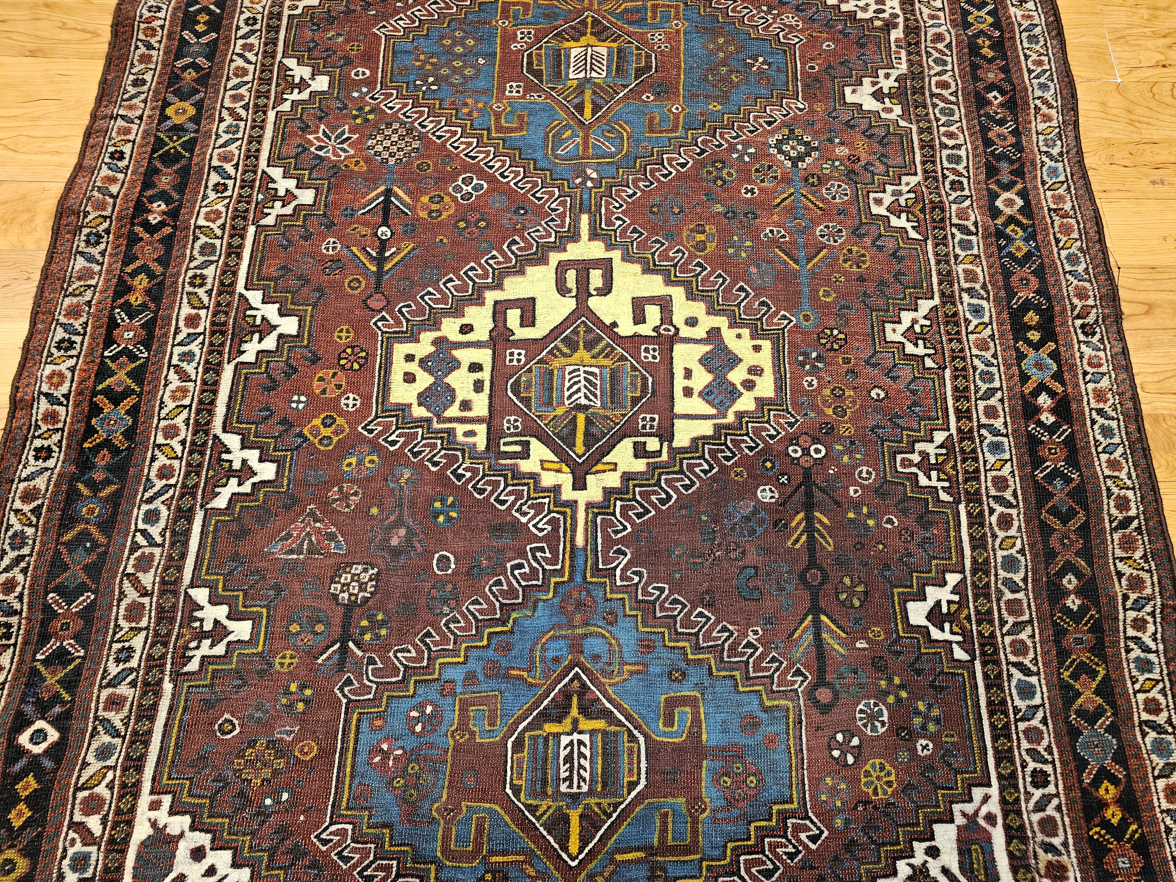 Laine Tapis tribal persan Qashqai vintage en rouille, ivoire, bleu royal, jaune, bleu marine en vente