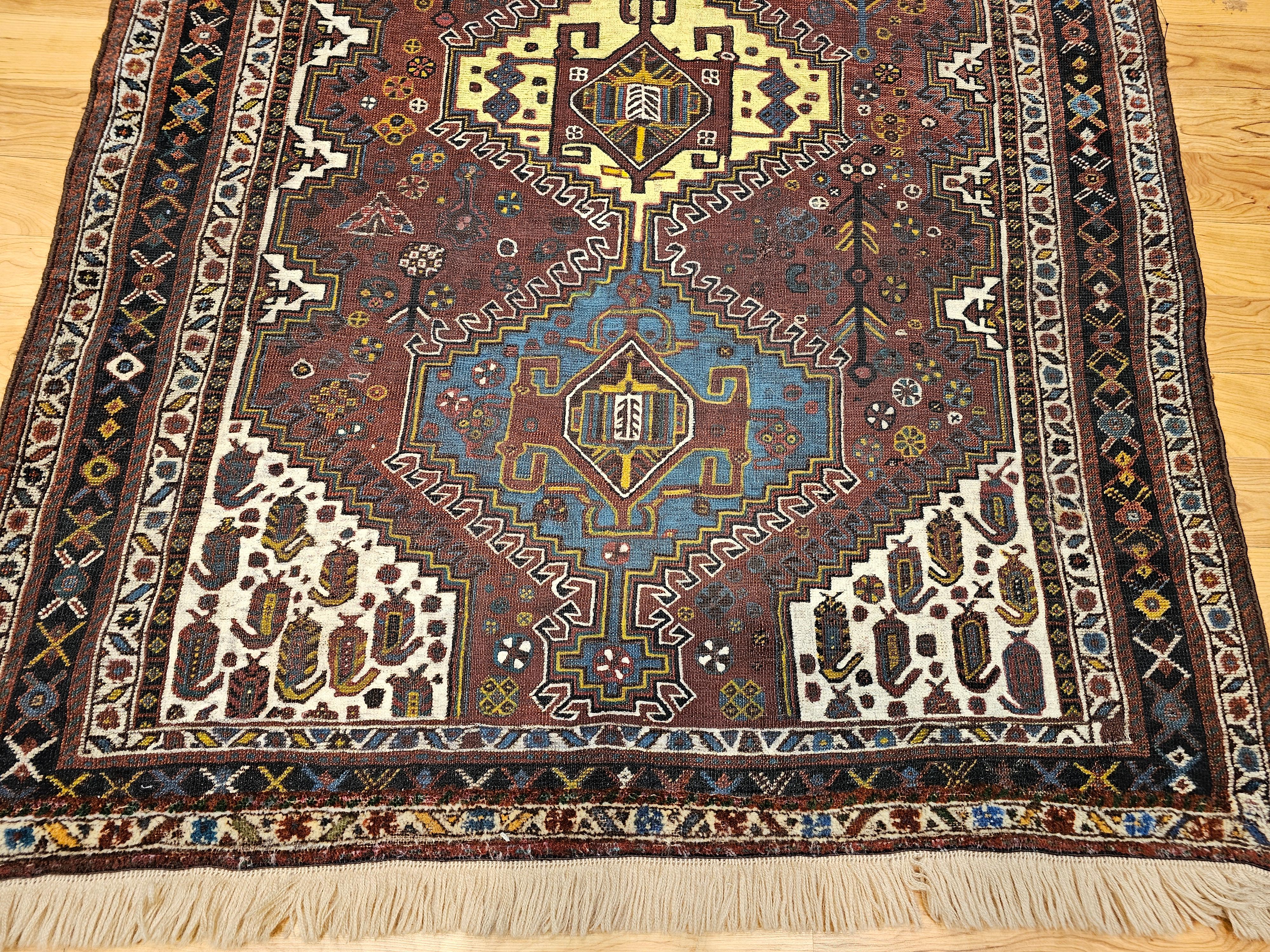 Tapis tribal persan Qashqai vintage en rouille, ivoire, bleu royal, jaune, bleu marine en vente 1